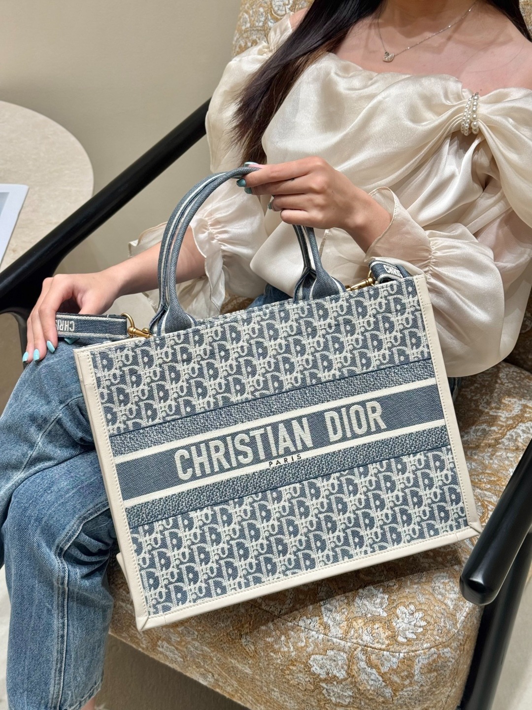 디올 신상 유코넛 시리즈 북도트백