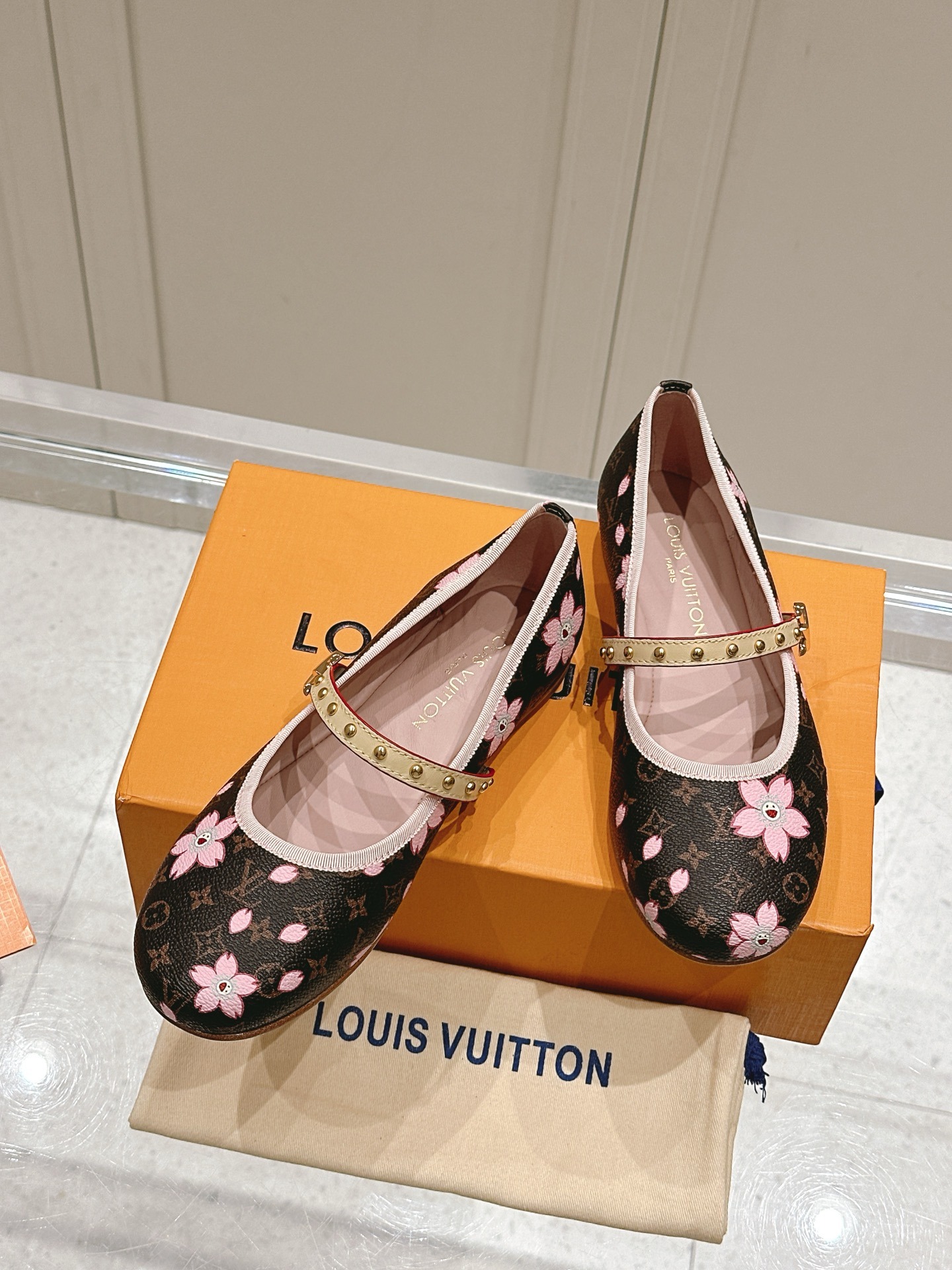 루*비통 신상 무*카미 타카시 콜라보 메리제인 플랫