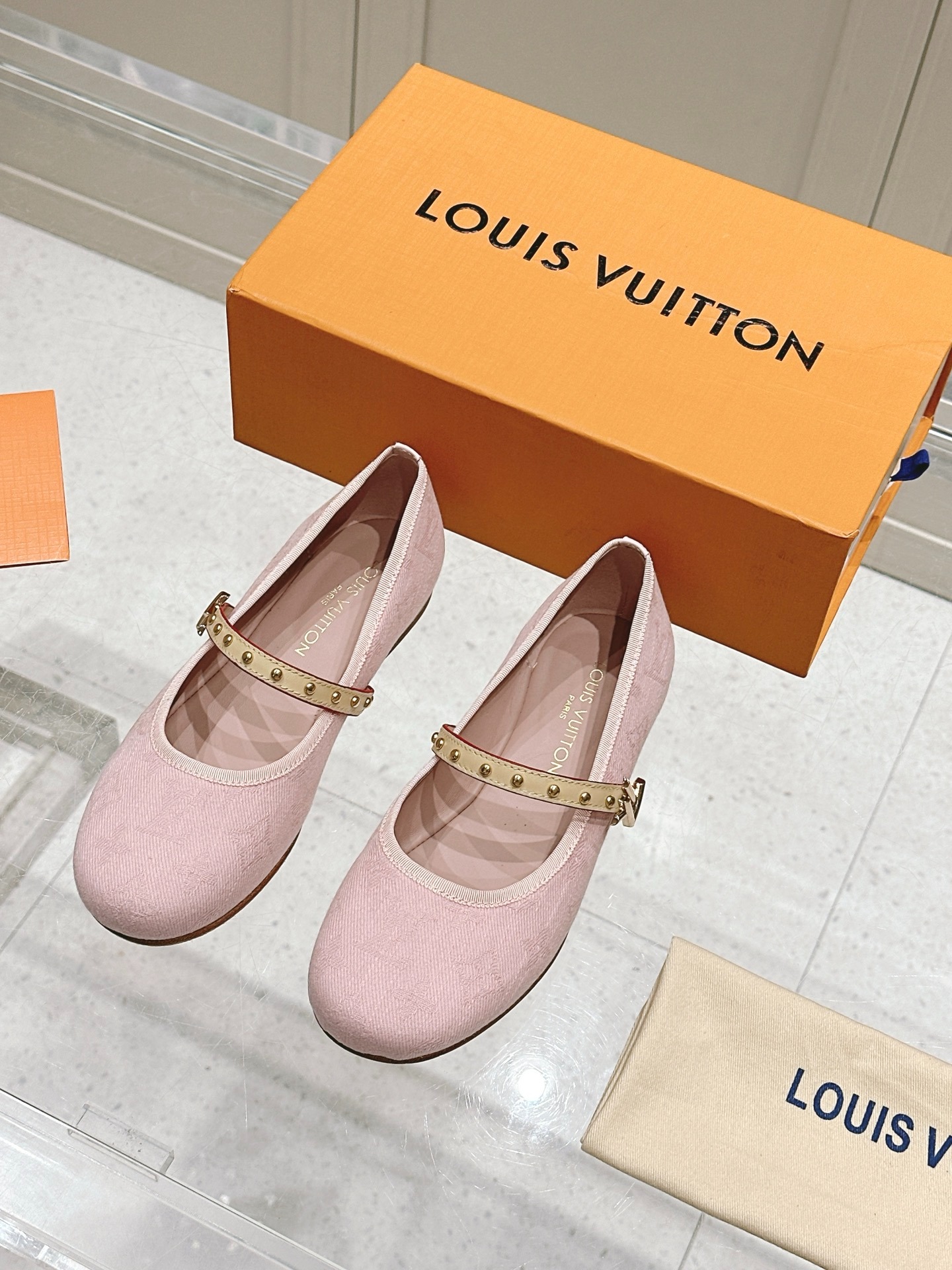 루*비통 신상 무*카미 타카시 콜라보 메리제인 플랫