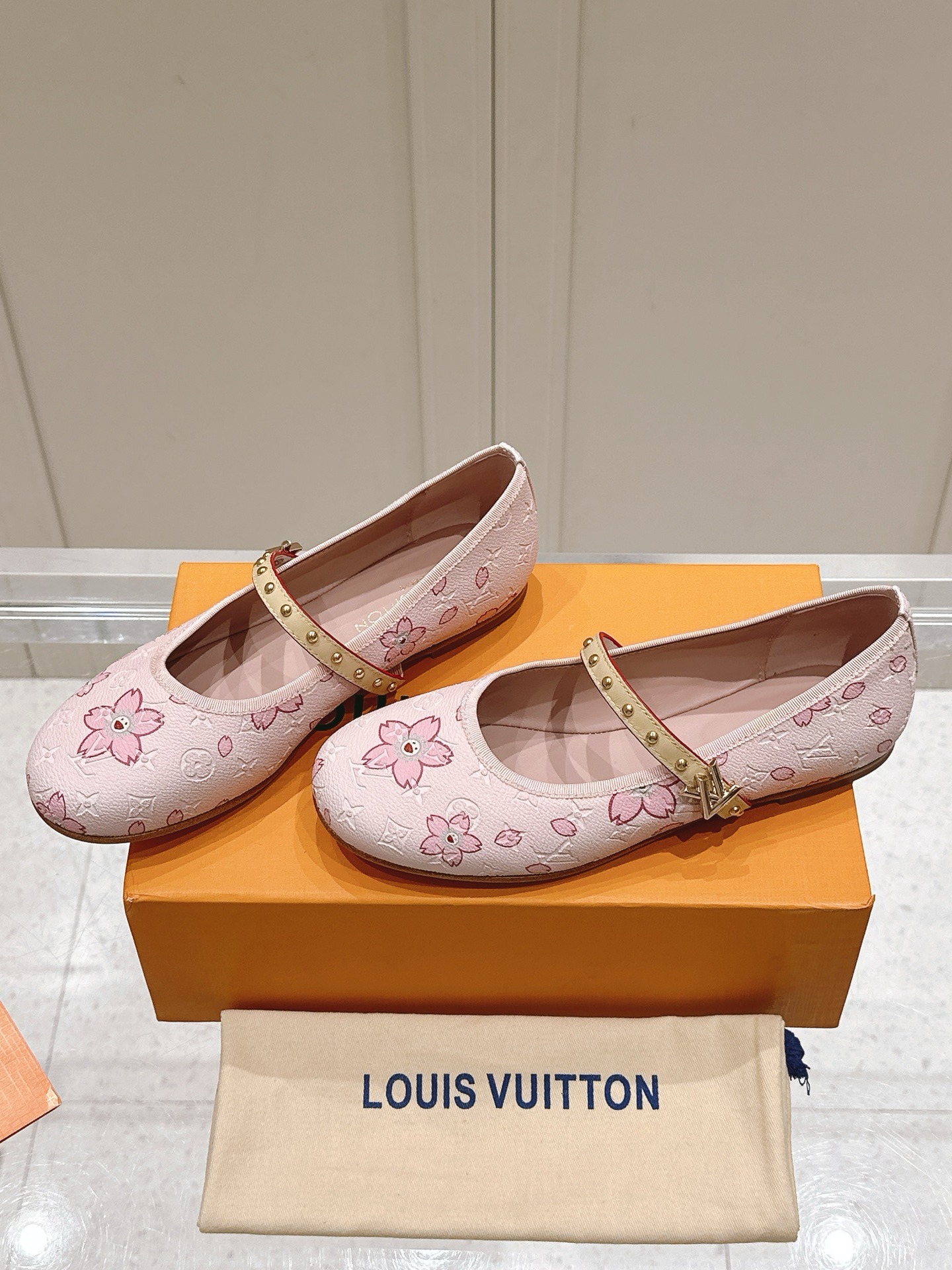 루*비통 신상 무*카미 타카시 콜라보 메리제인 플랫