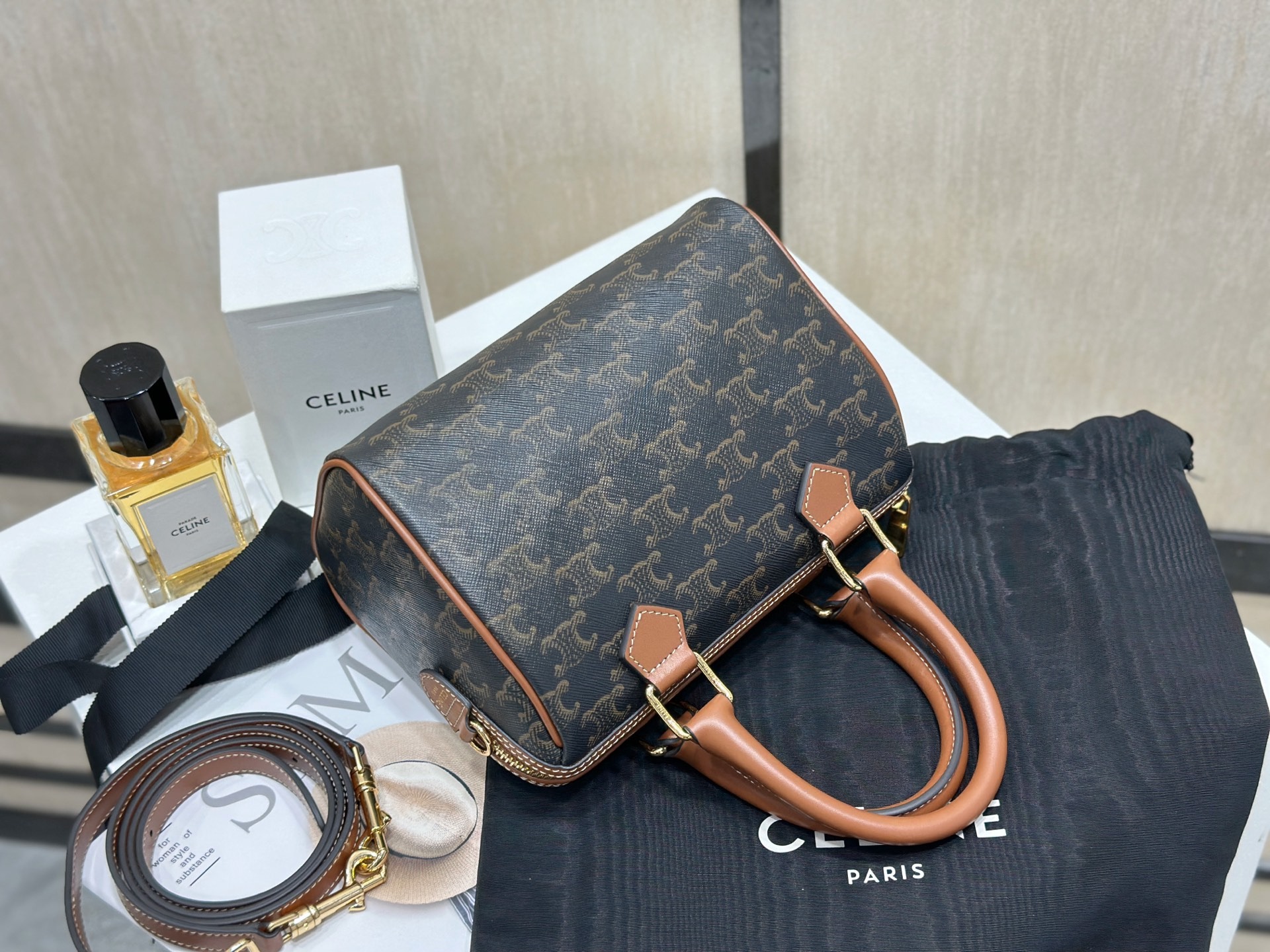 셀린느 뉴 스몰 보스턴 트리옹프 캔버스백