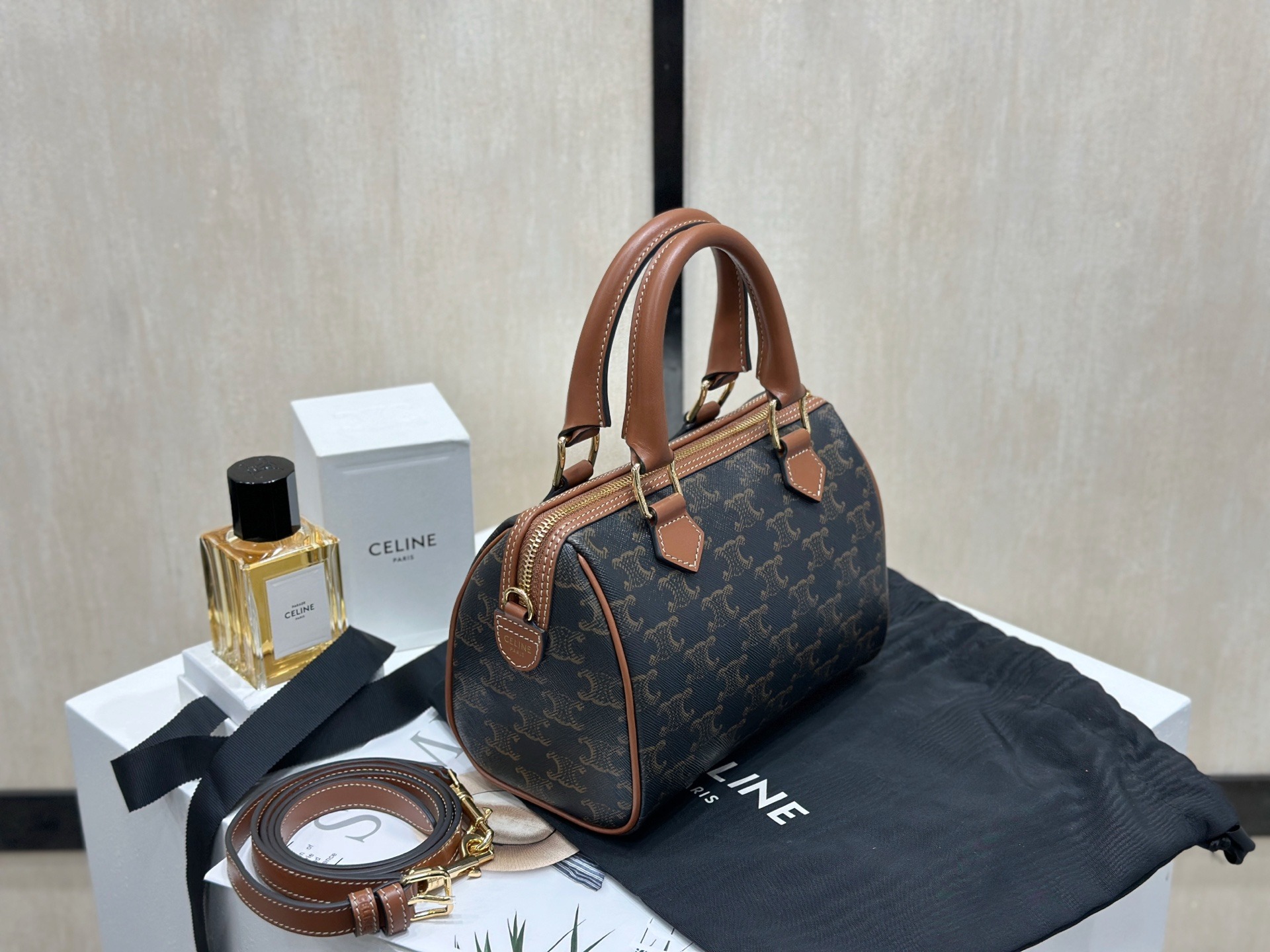 셀린느 뉴 스몰 보스턴 트리옹프 캔버스백