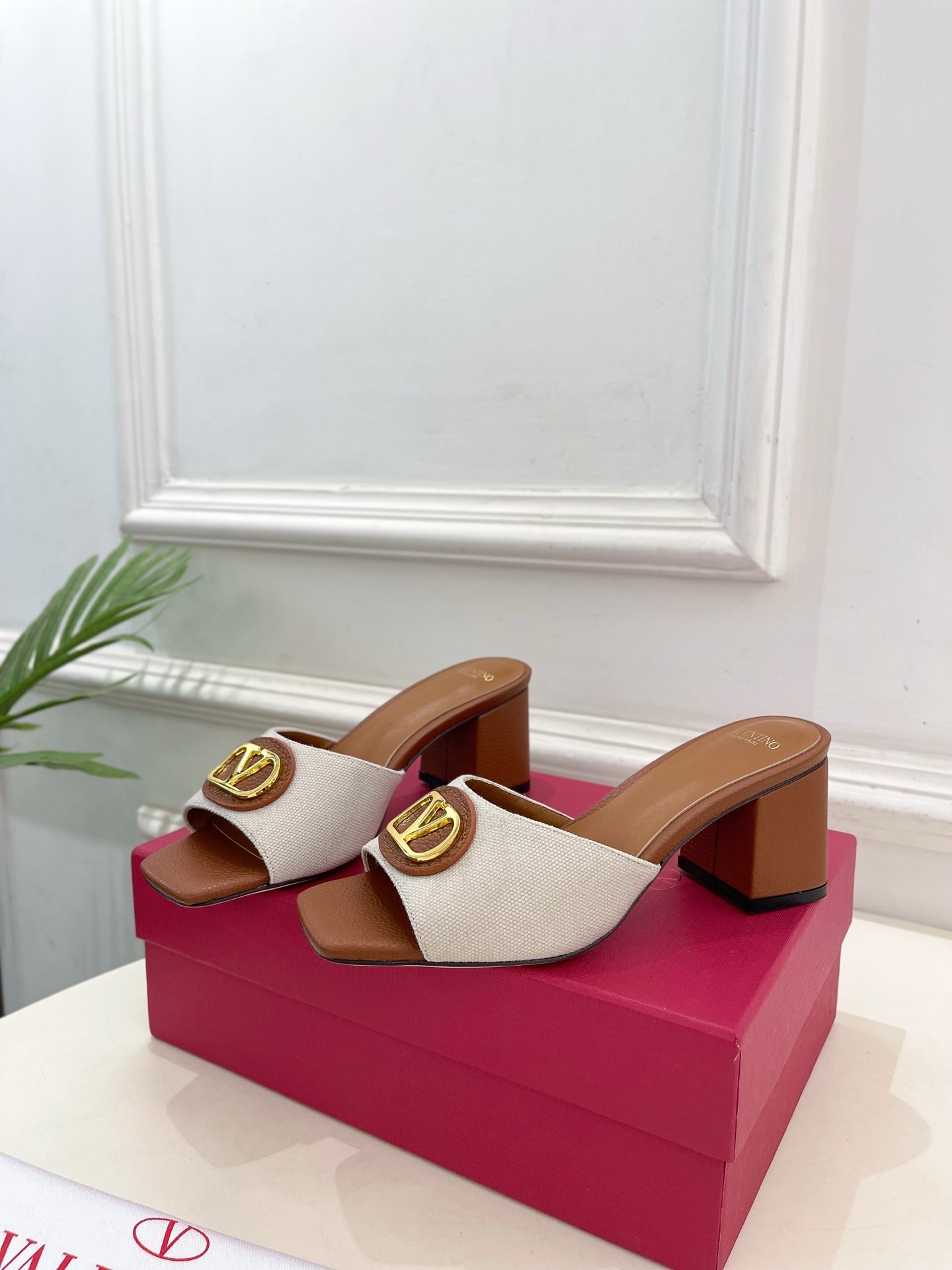 발*티노 25ss 신상 시그니처 메탈 V버클 슬리퍼