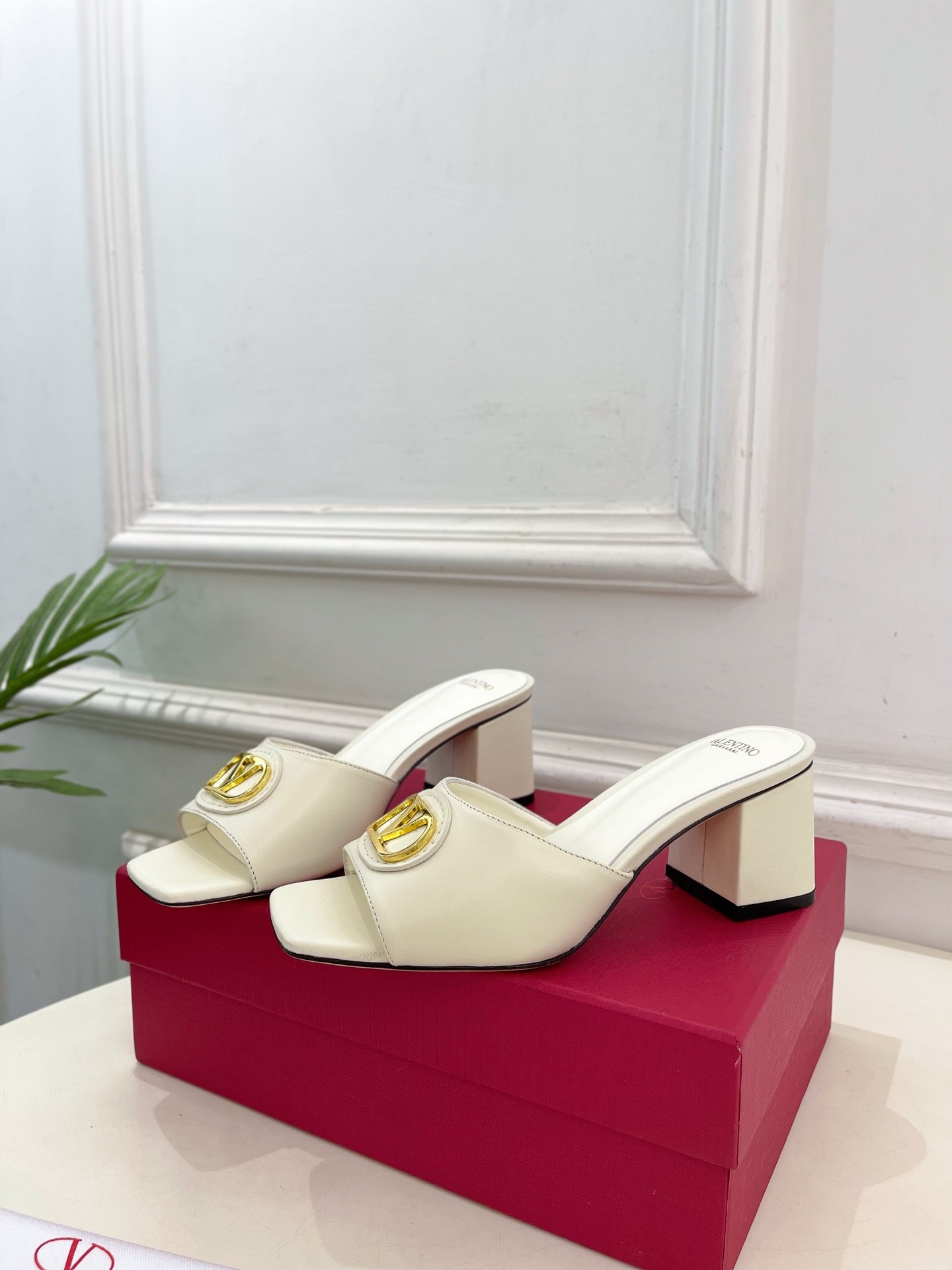 발*티노 25ss 신상 시그니처 메탈 V버클 슬리퍼