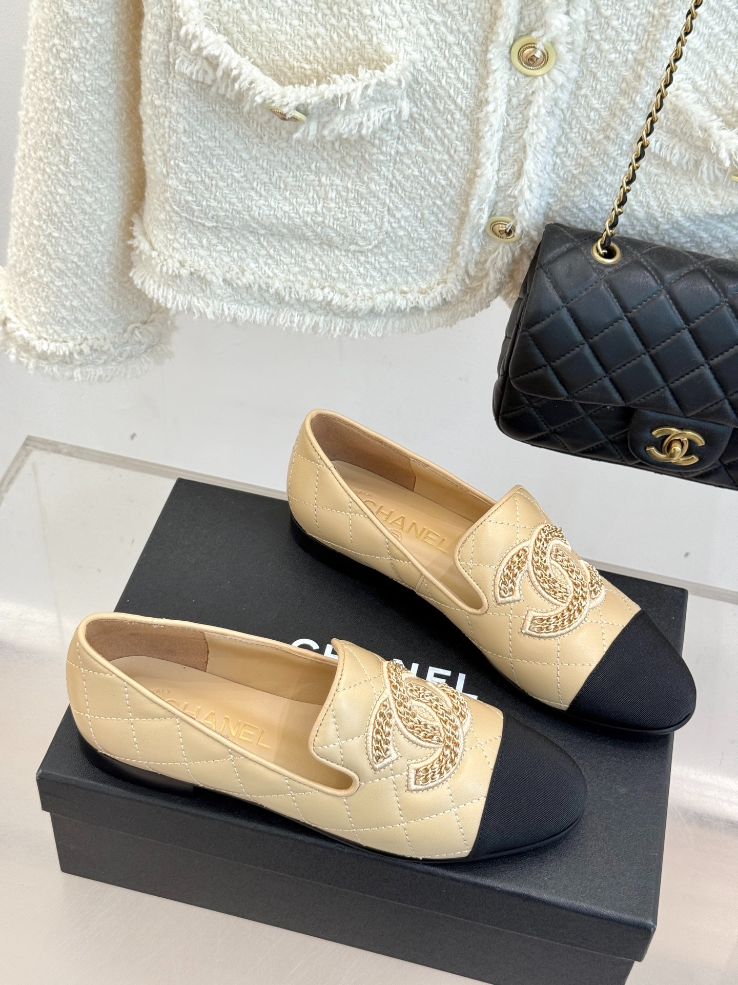 샤* 클래식 퀼팅 펌프스 로퍼