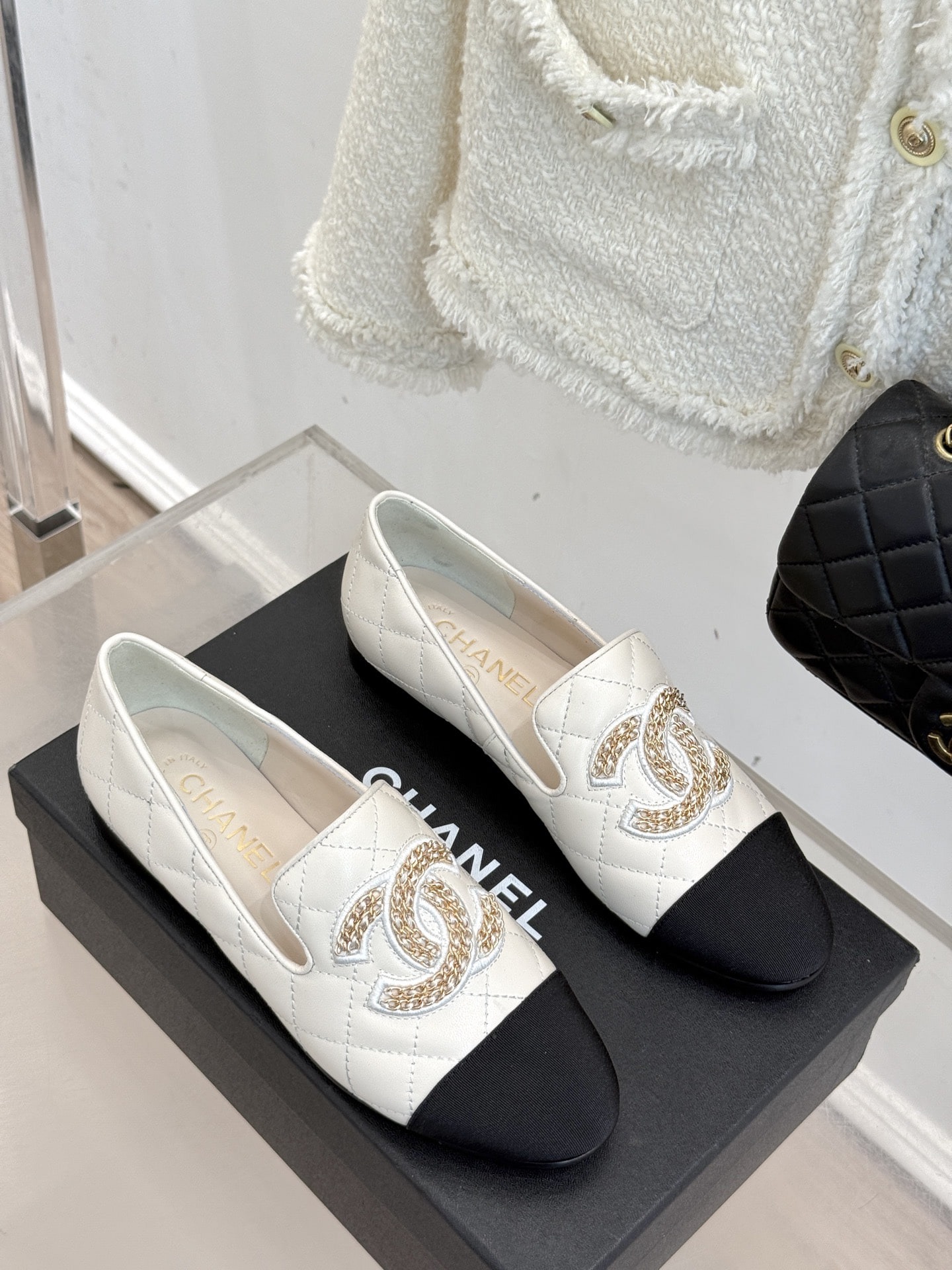 샤* 클래식 퀼팅 펌프스 로퍼