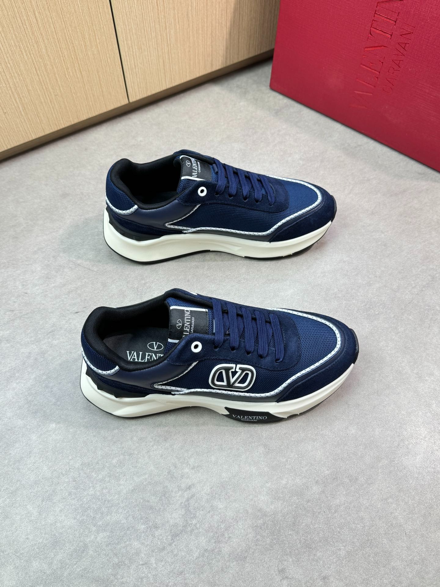 발*티노 신상 스니커즈