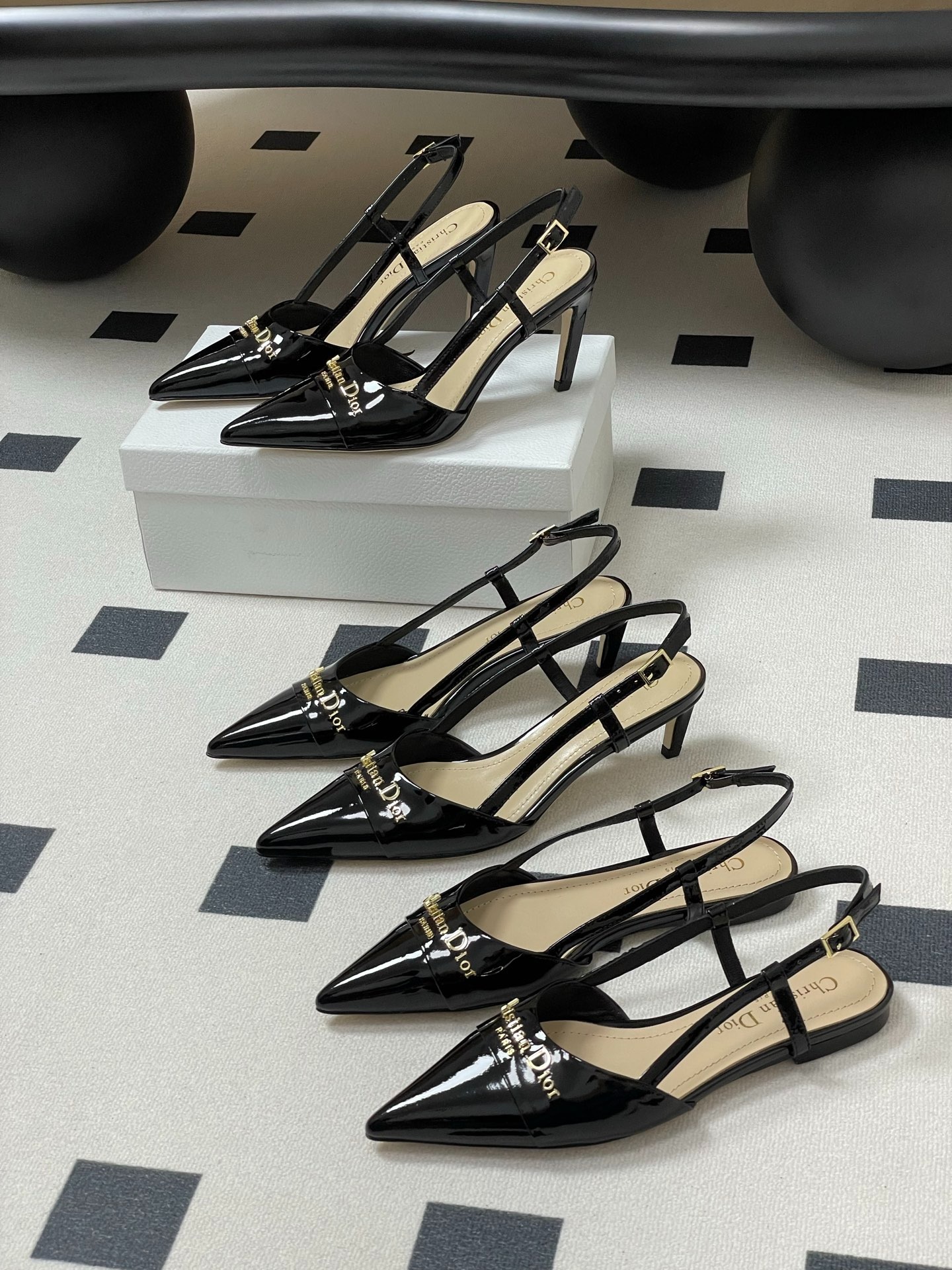 디* 골드 레터링 스틸레토 펌프스 힐