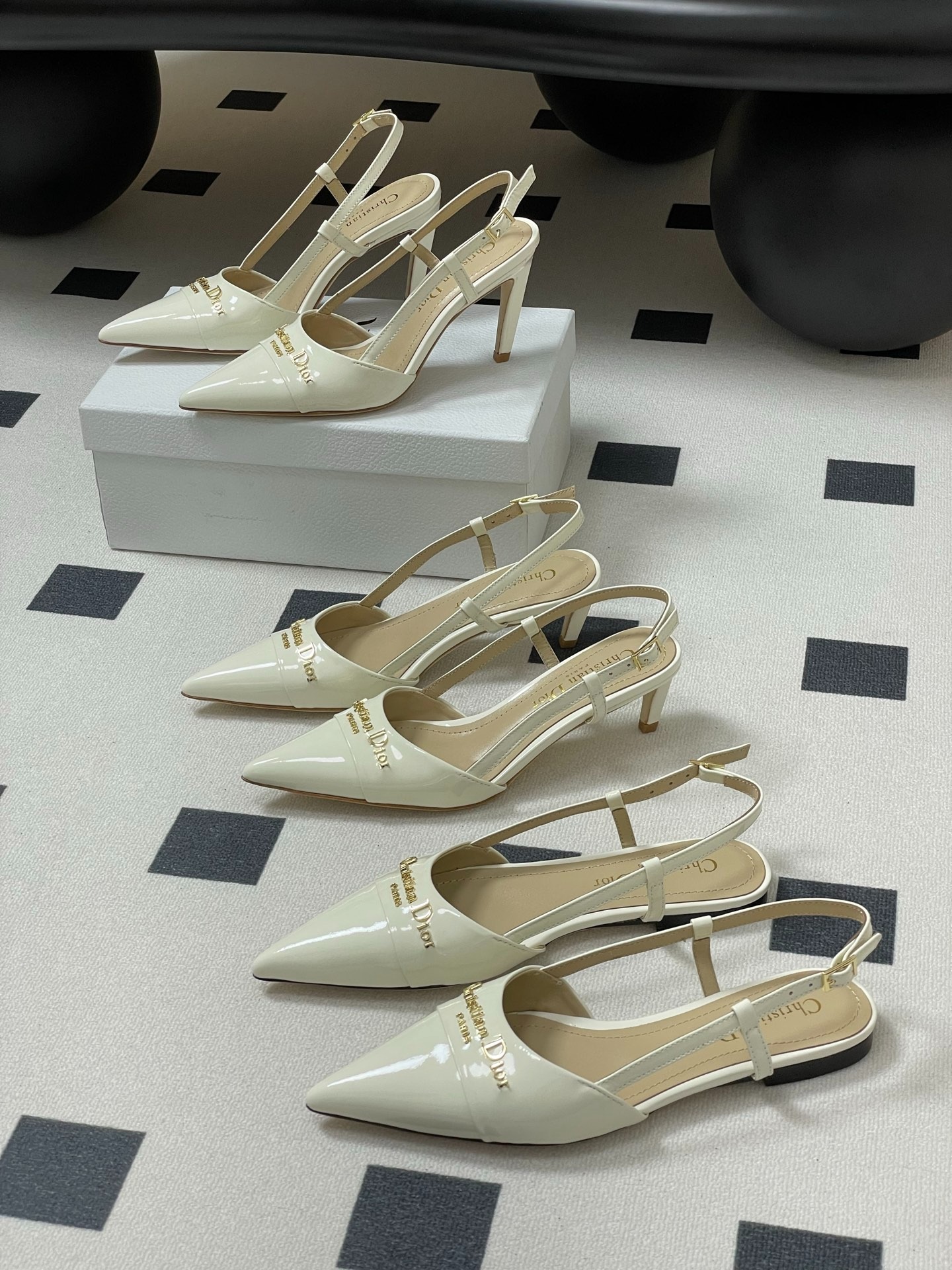 디* 골드 레터링 스틸레토 펌프스 힐