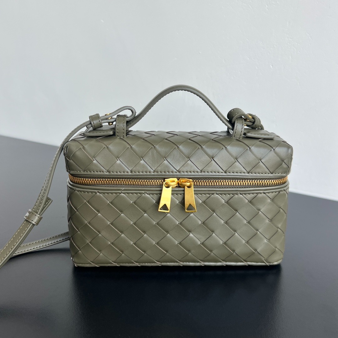 보테가베네타 신상 Vanity Case 끈 파우치