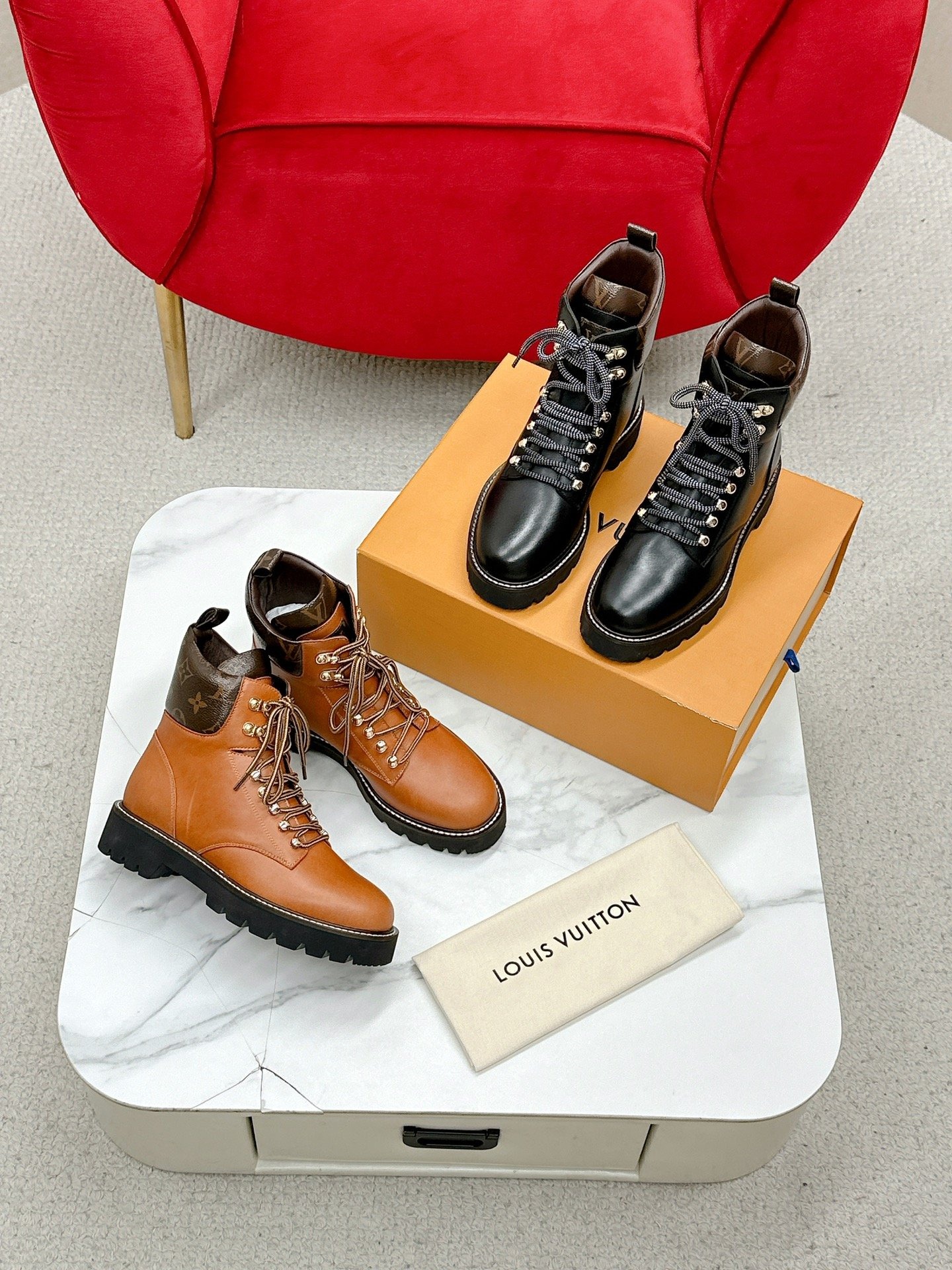 루*비통 신상 앵클 워커 스트랩 부츠