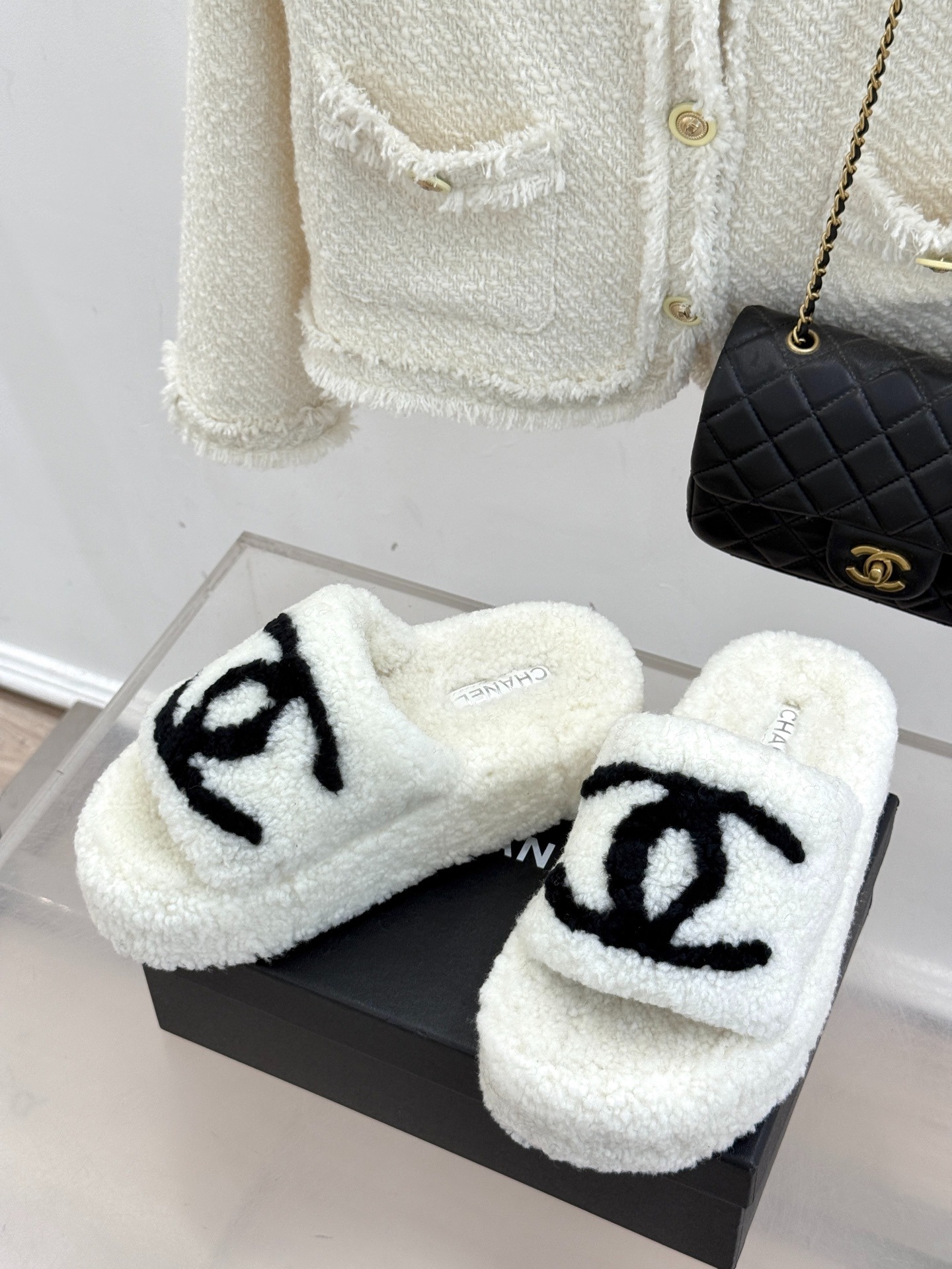 샤* 클래식 더블C 통굽 퍼 슬리퍼