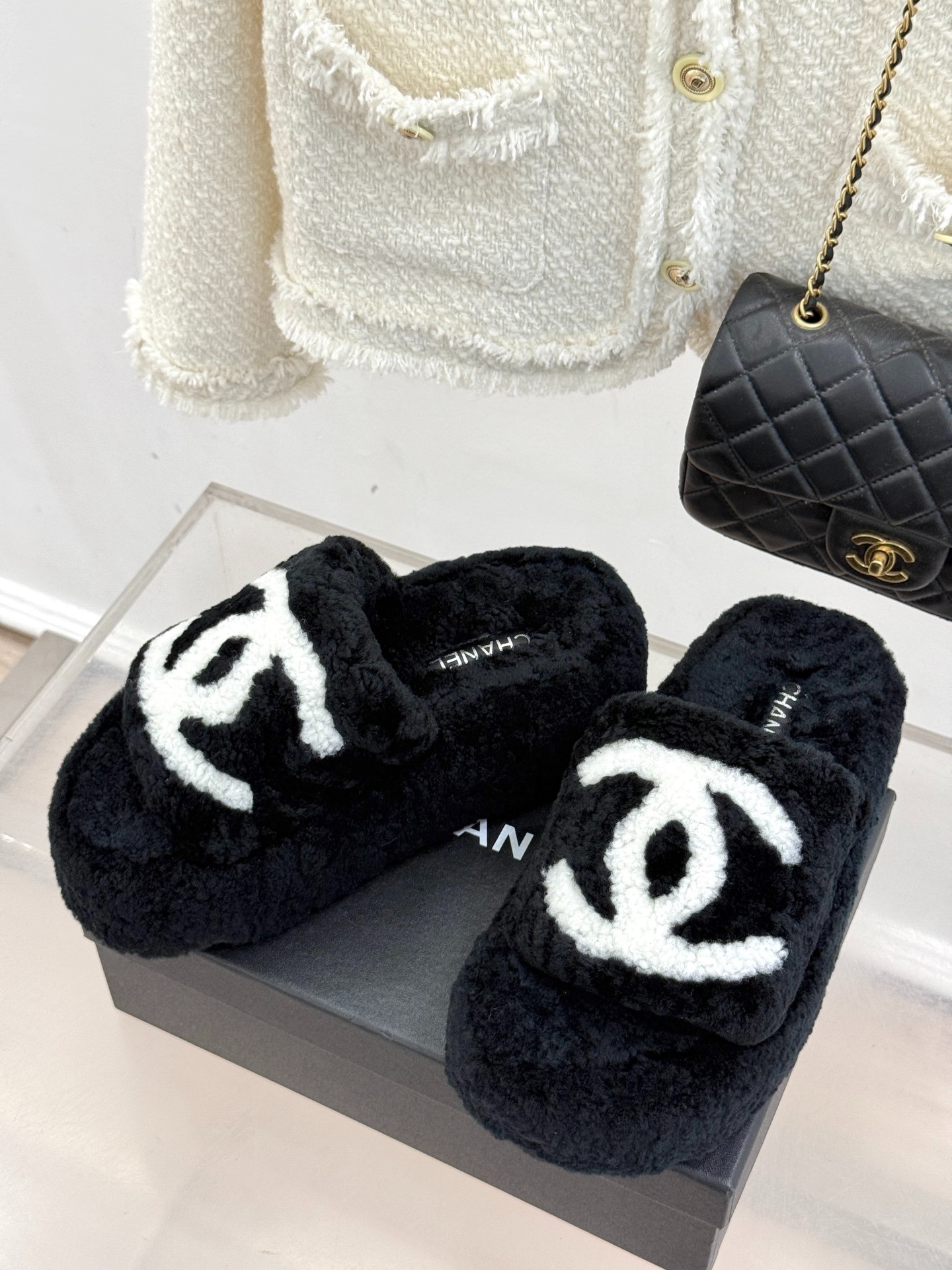 샤* 클래식 더블C 통굽 퍼 슬리퍼