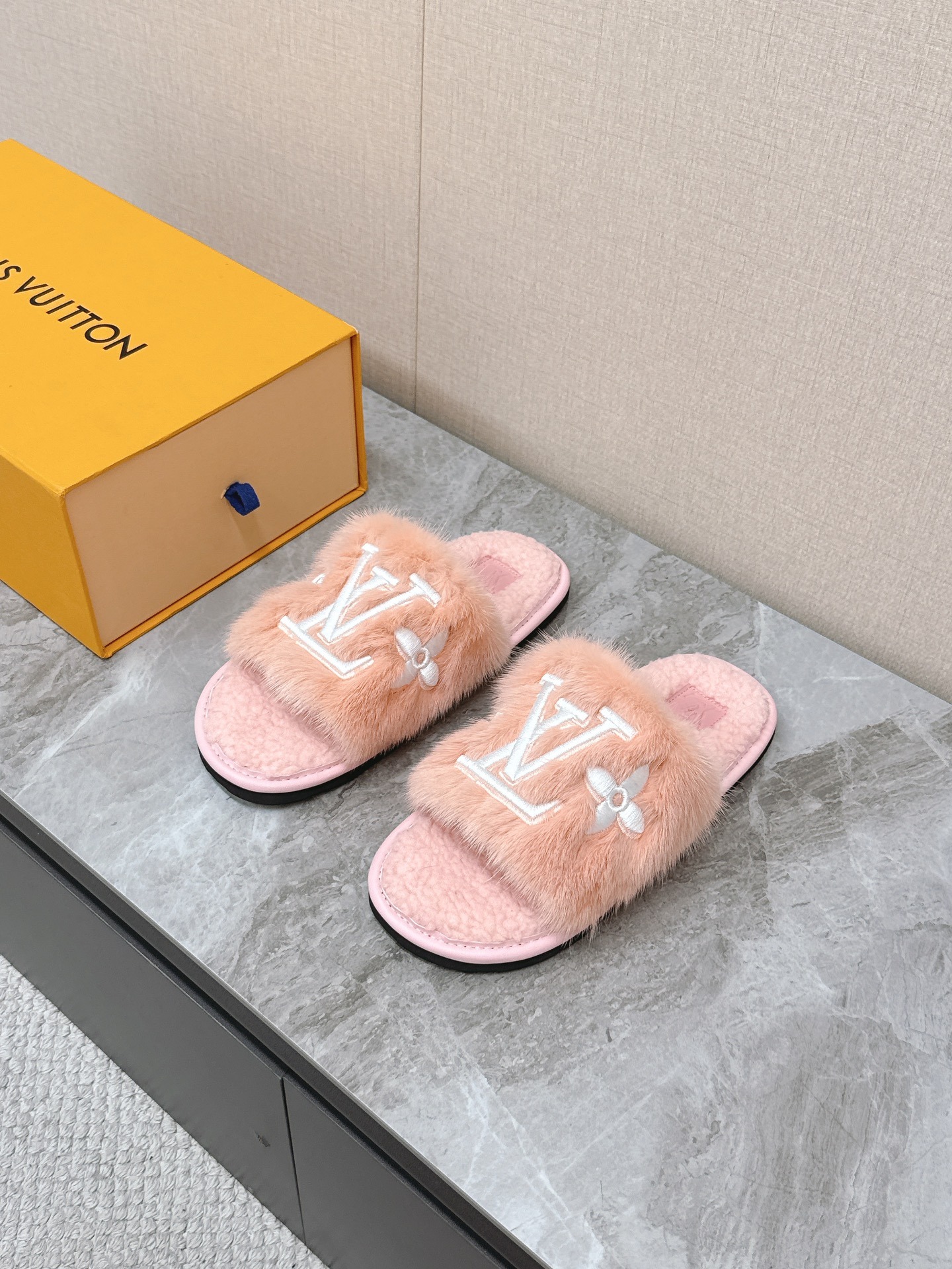 루*비통 신상 털 슬리퍼