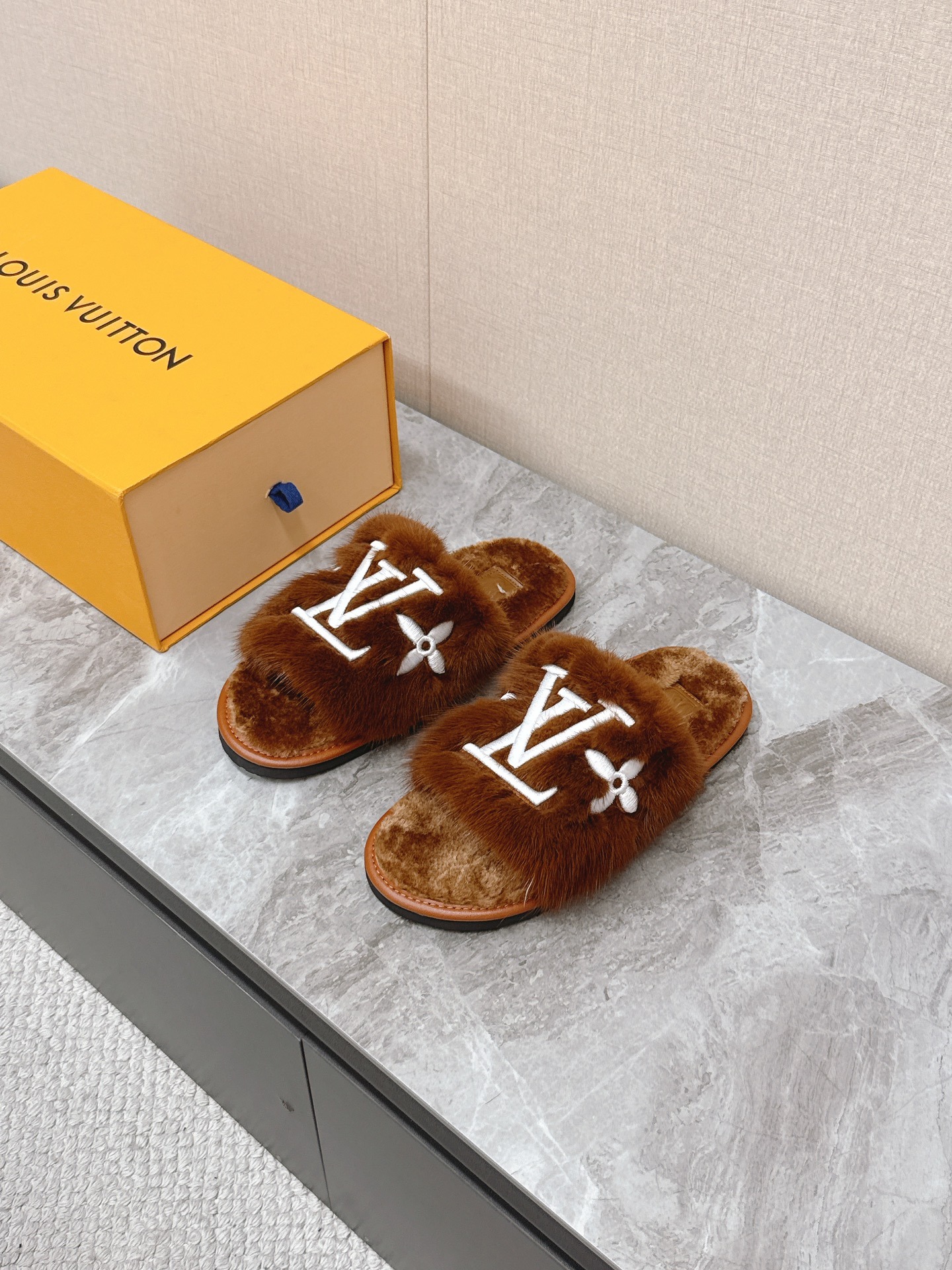 루*비통 신상 털 슬리퍼