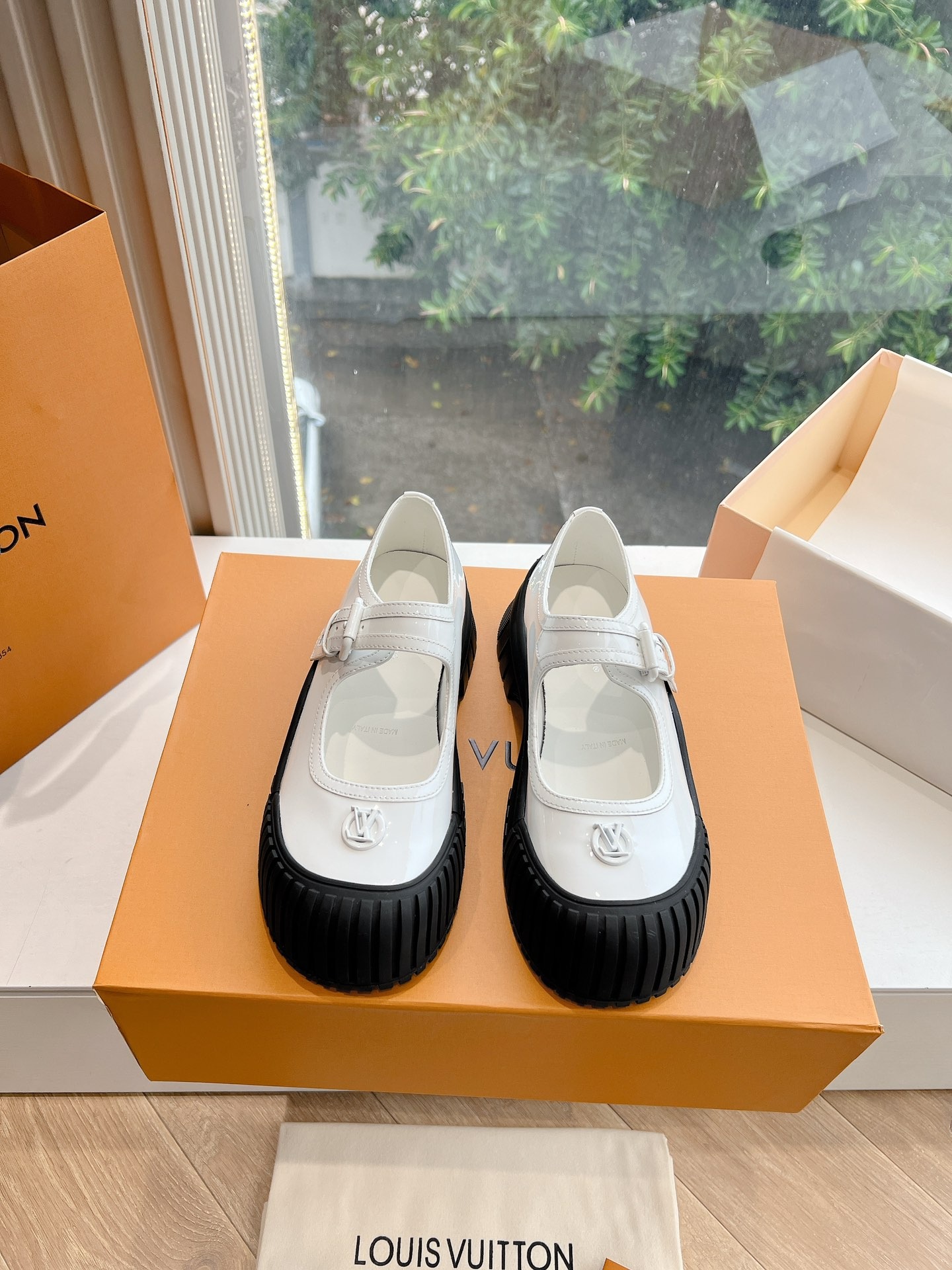 루*비통 클래식 로얄 통굽 샌들