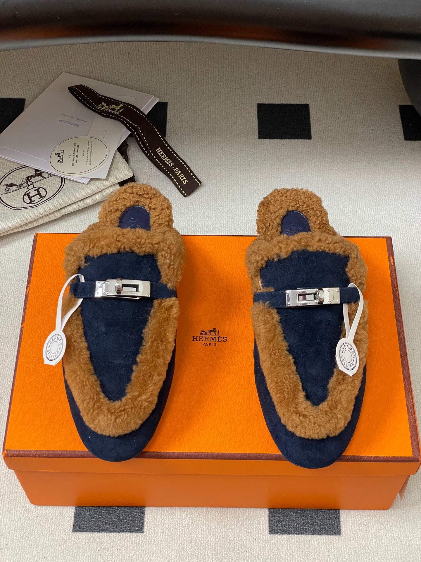 에*메스 오즈울 뮬러 클래식 켈리백 세미슬리퍼