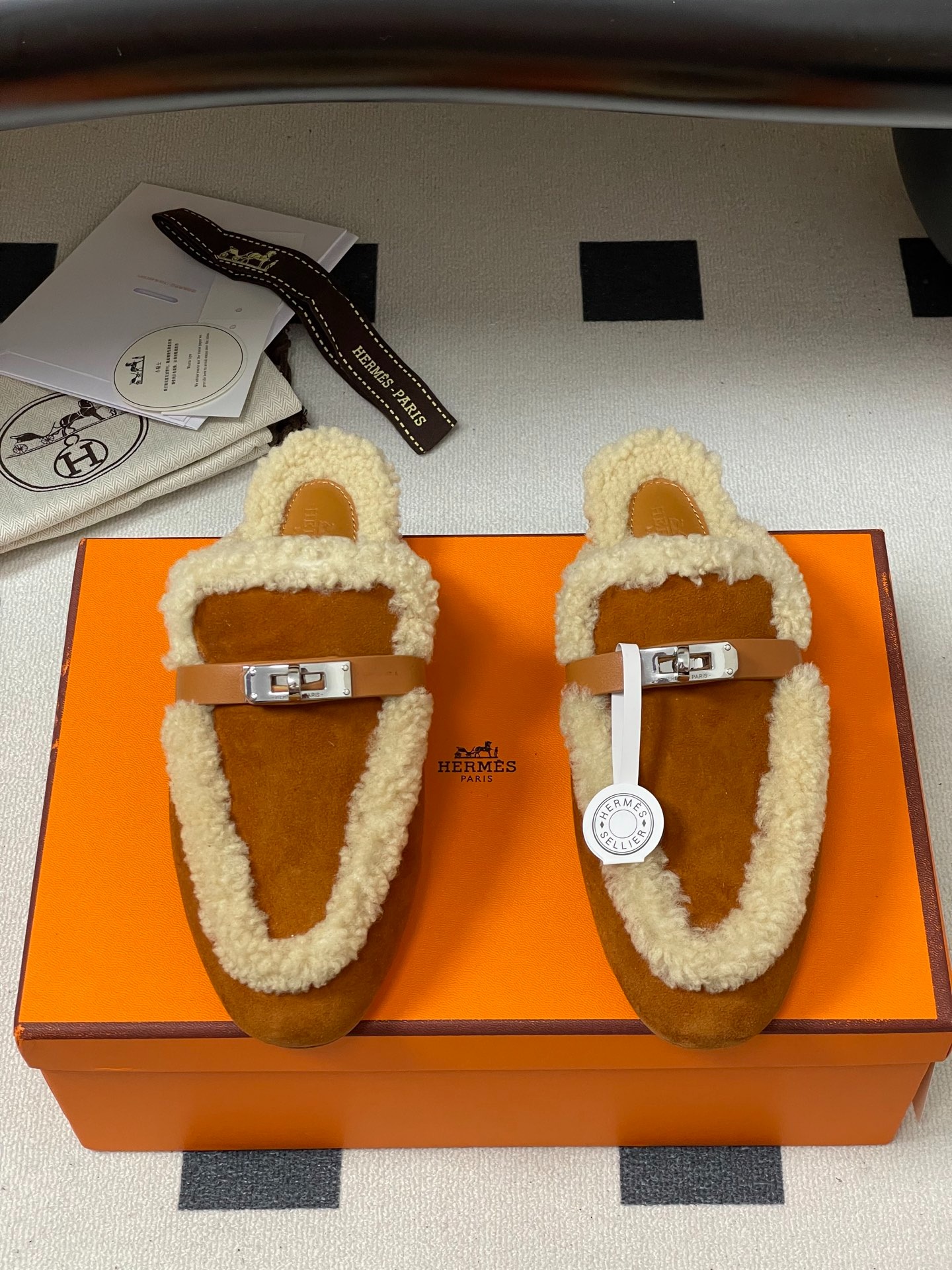 에*메스 오즈울 뮬러 클래식 켈리백 세미슬리퍼