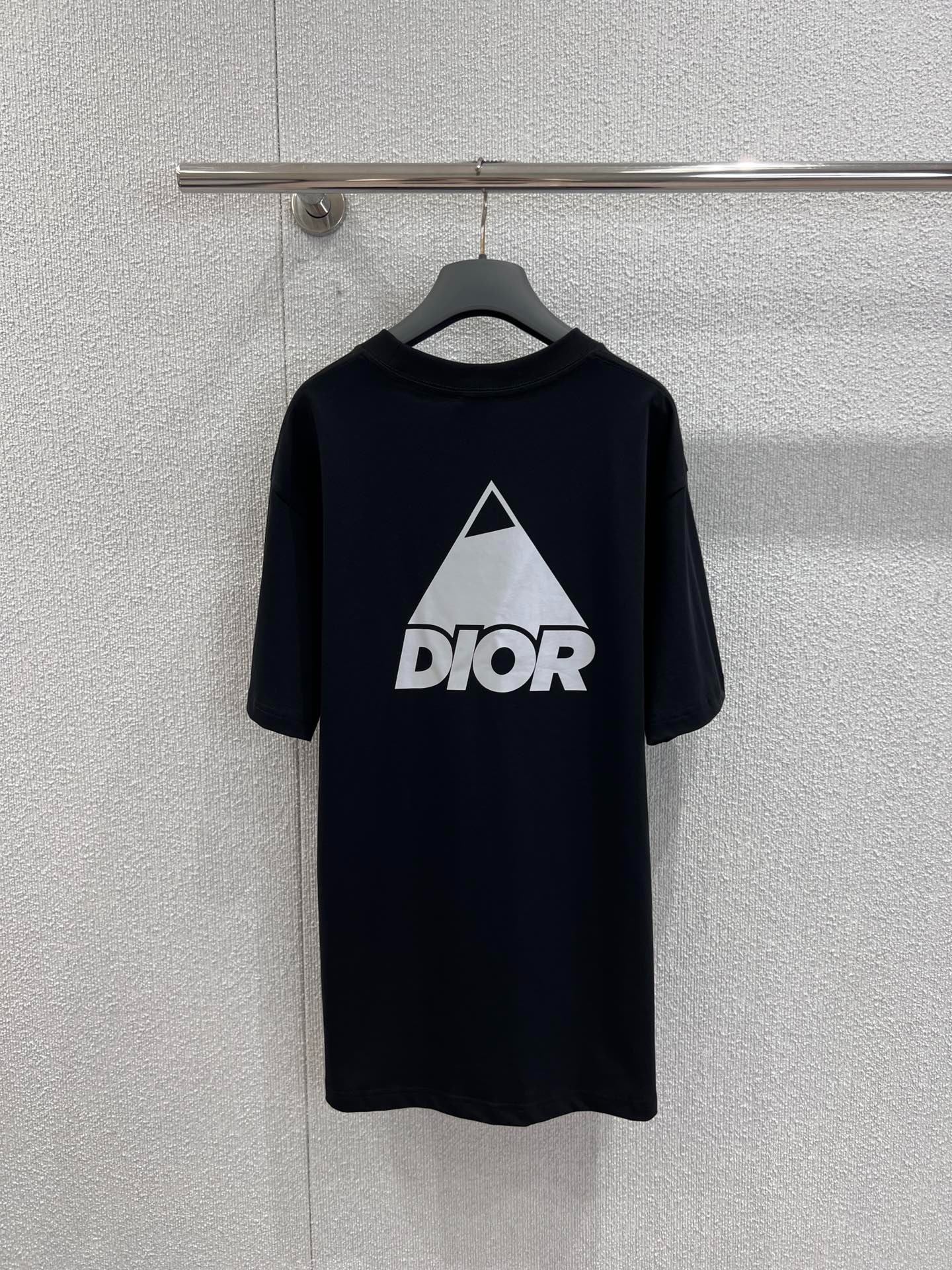 디* 25Fw 신상 레터링 프린트 라운드넥 반팔