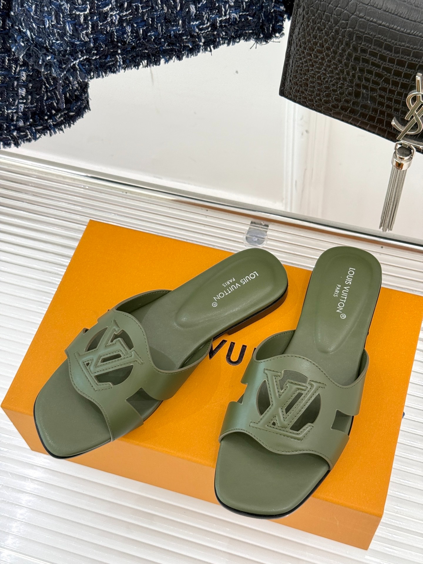 루*비통 오리지널 펀칭 슬리퍼
