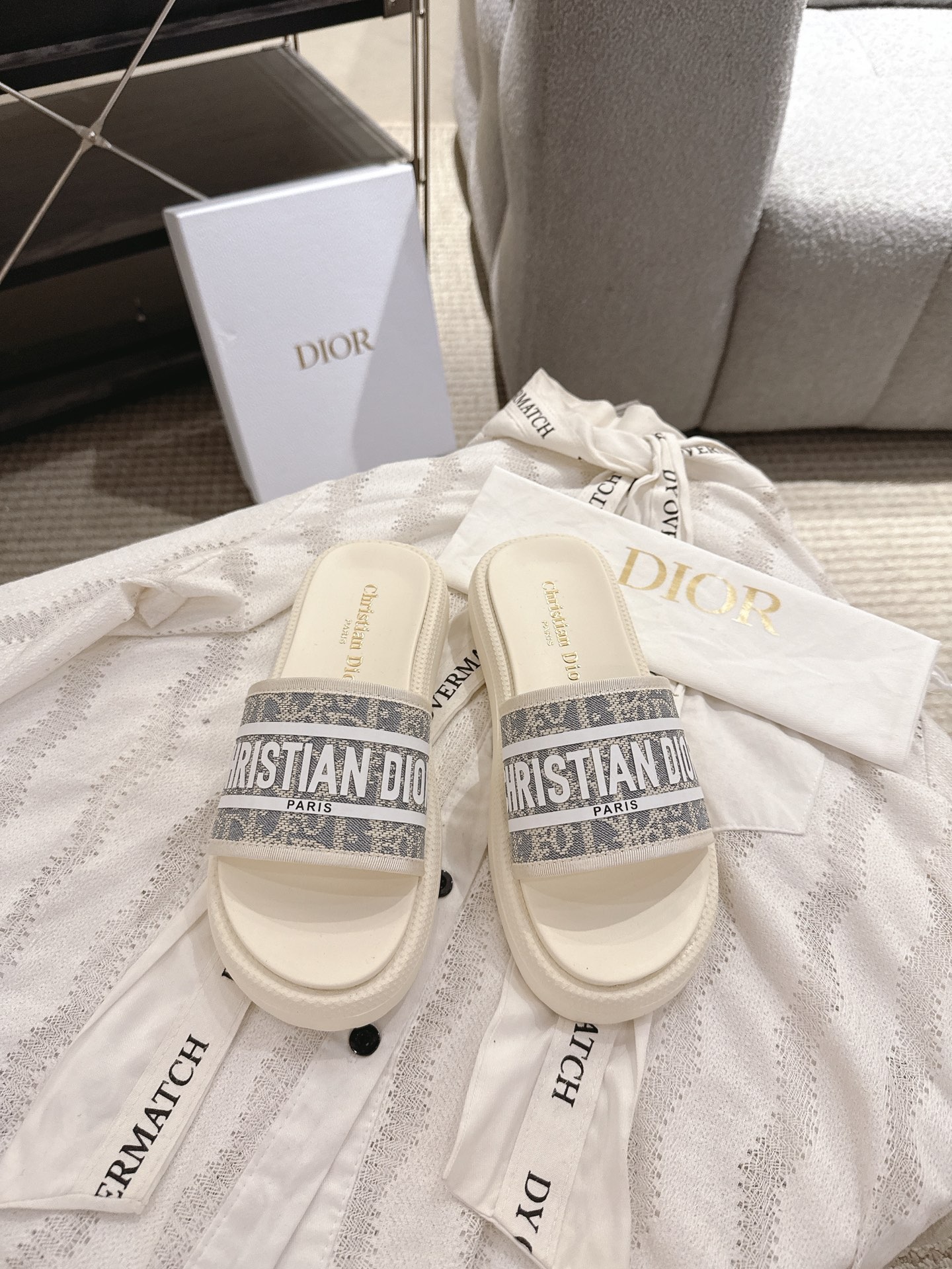 디* 25SS 봄여름 신상 입체 레터링 슬리퍼