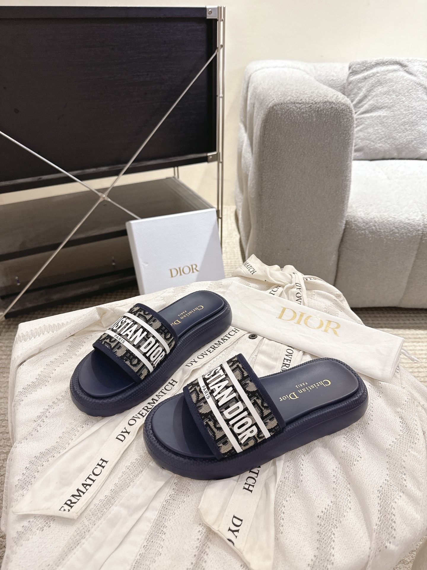 디* 25SS 봄여름 신상 입체 레터링 슬리퍼