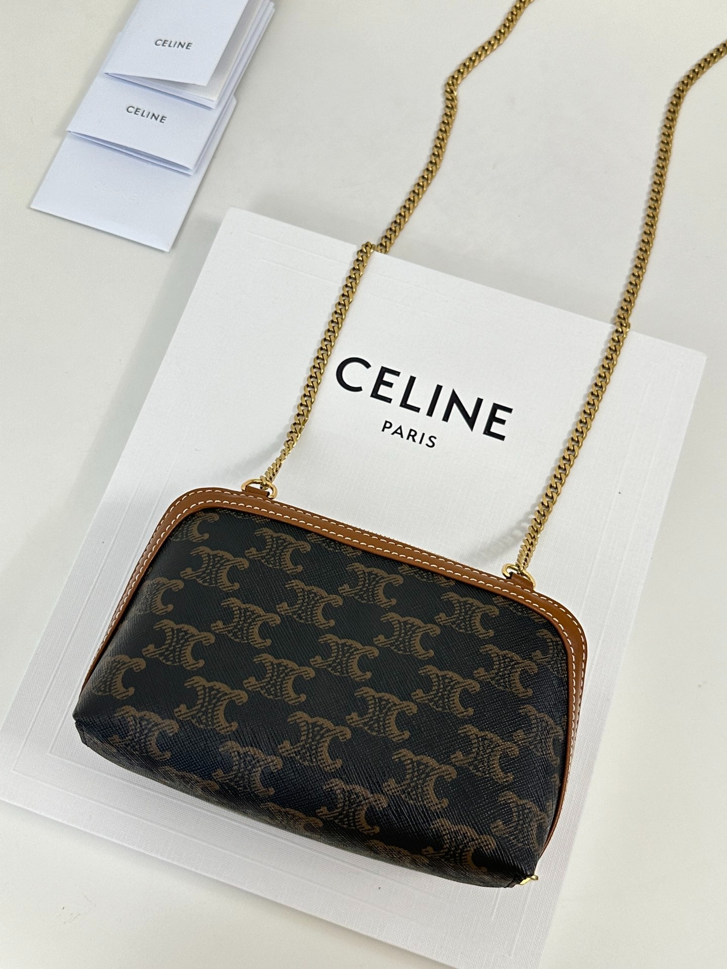 셀린느 트리옹프 캔버스 & 램스킨 체인 클러치 탄