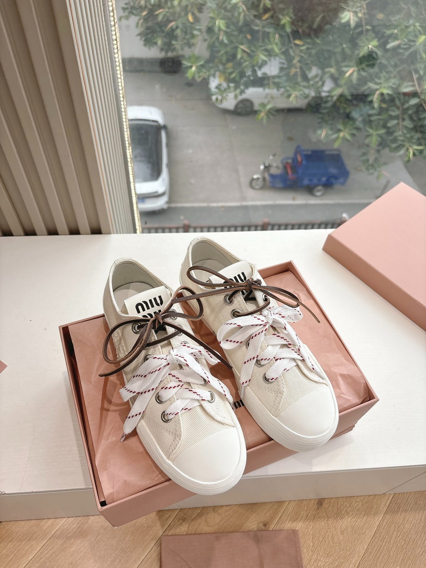 미*미* 2025 봄여름 컬렉션 런닝화