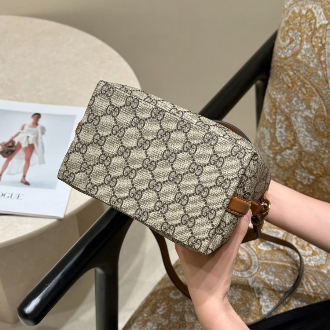 구찌 신상 엠블럼 스몰 버킷백