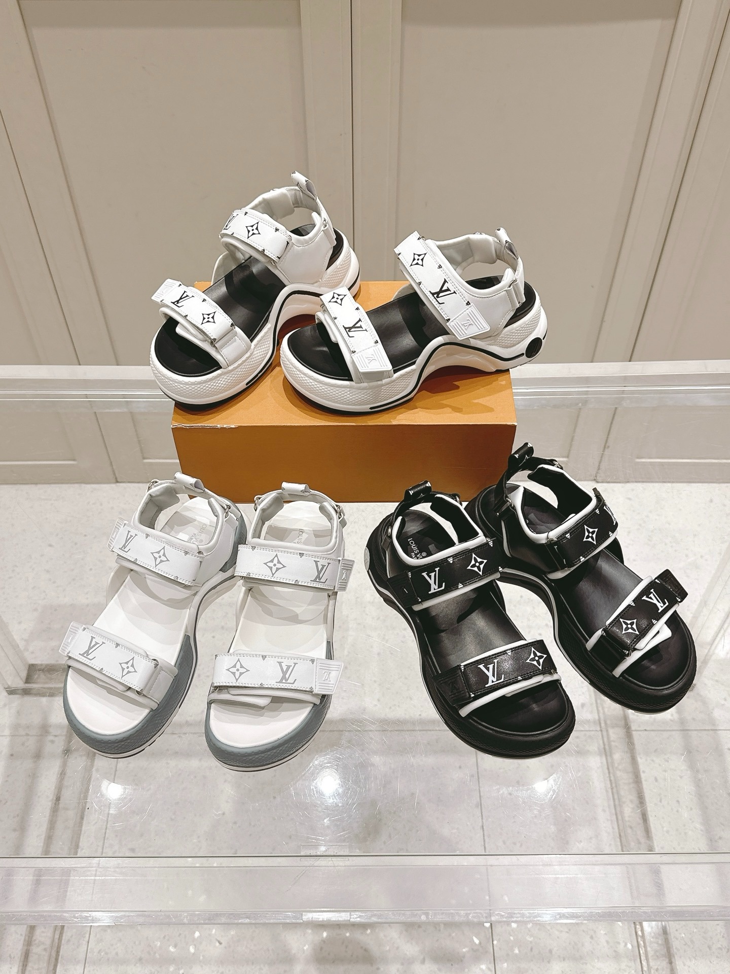 루*비통 2025 신상 아치형 벨크로 샌들