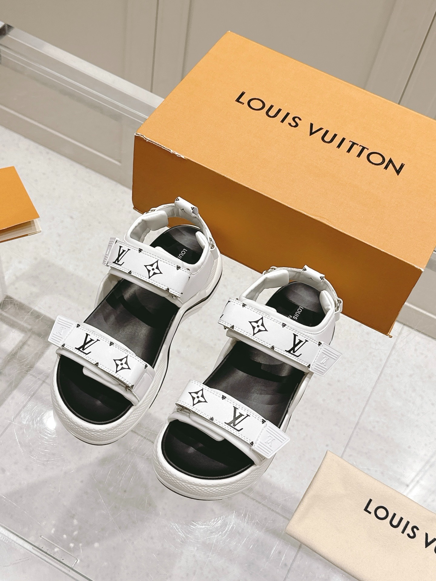 루*비통 2025 신상 아치형 벨크로 샌들