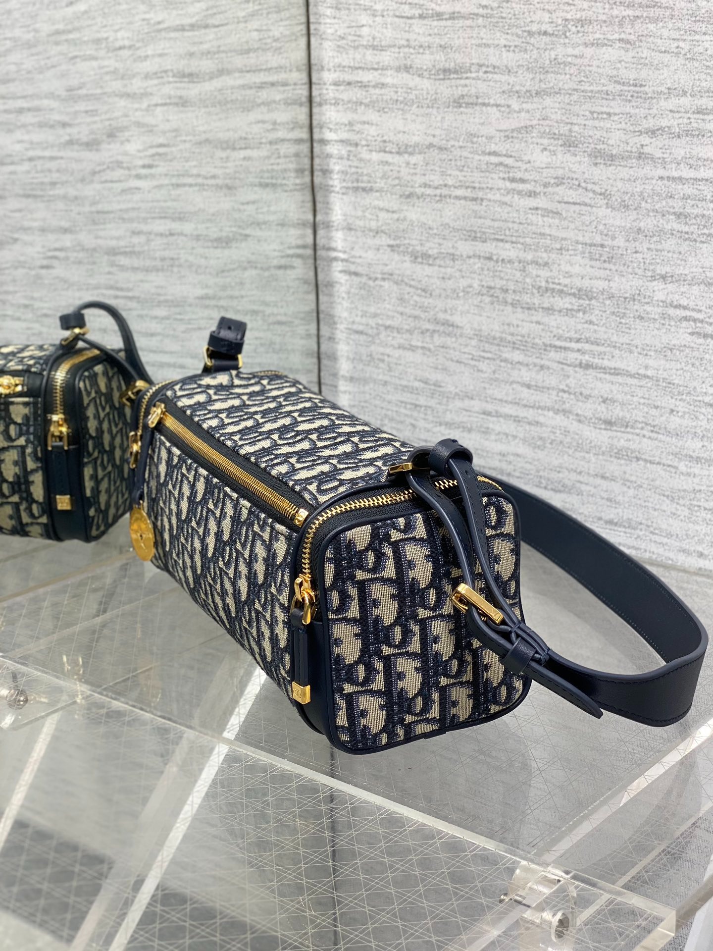 디올 오블리크 East-West 백