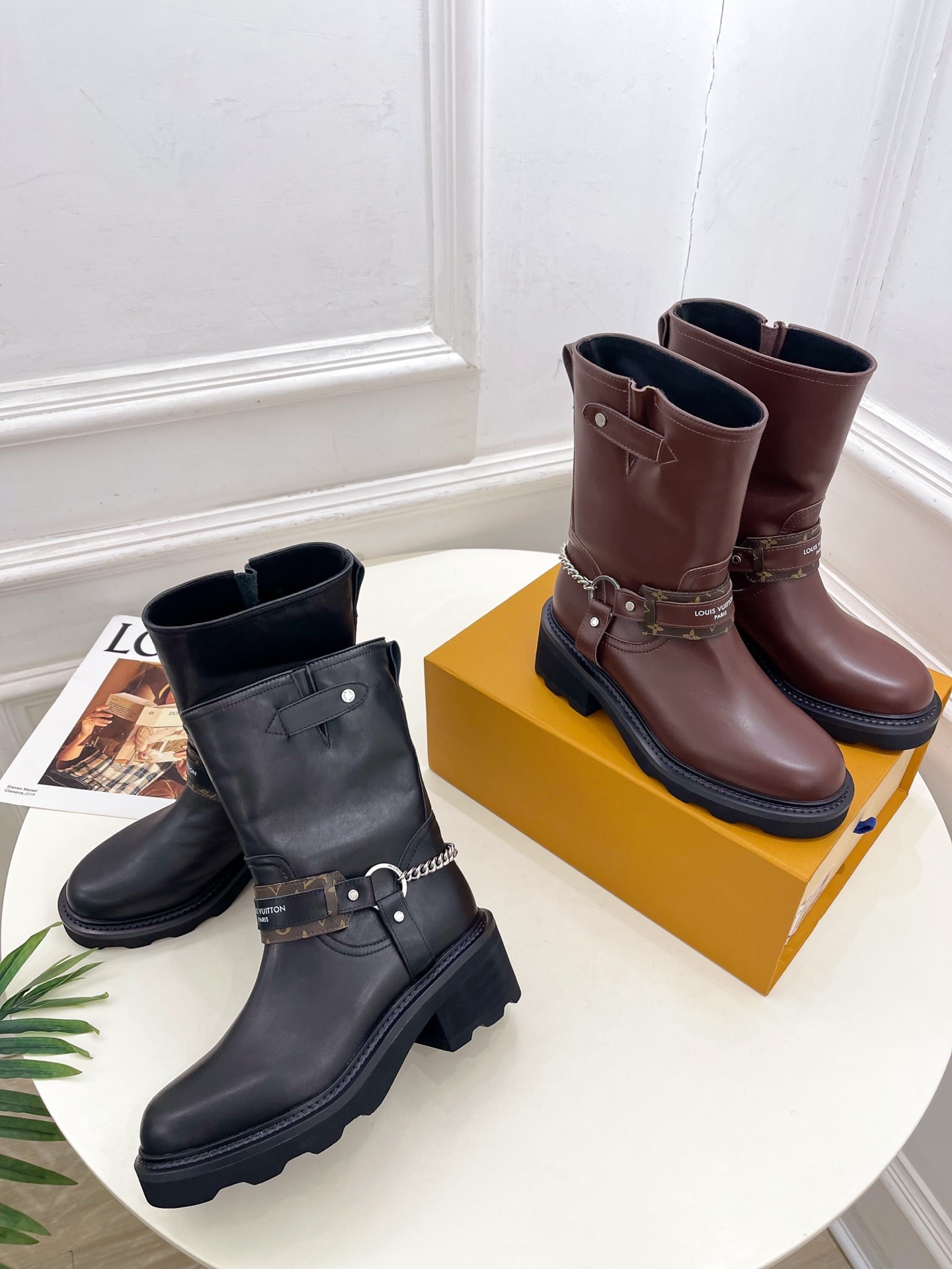 루*비통 25 신상 클래식 스트랩 라이더 부츠