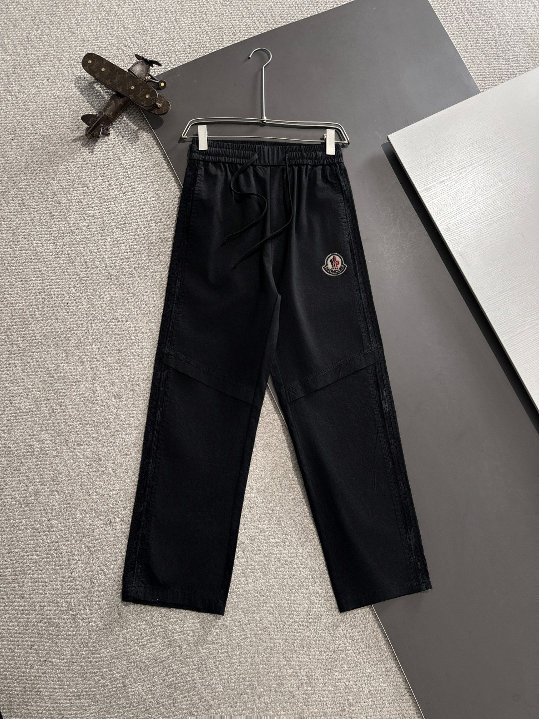 몽클레어 2025 봄여름 신상 밴딩 캐주얼 팬츠