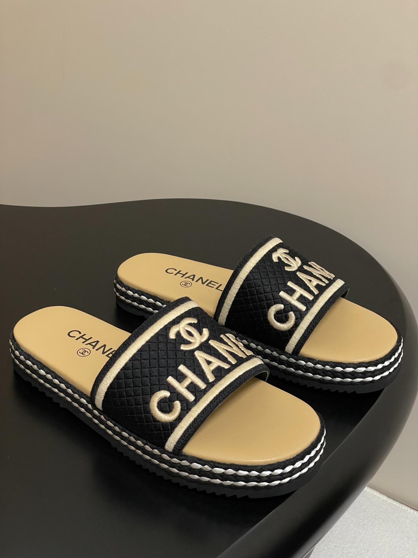 샤* 꼬임 더블C 레터링 일자 슬리퍼