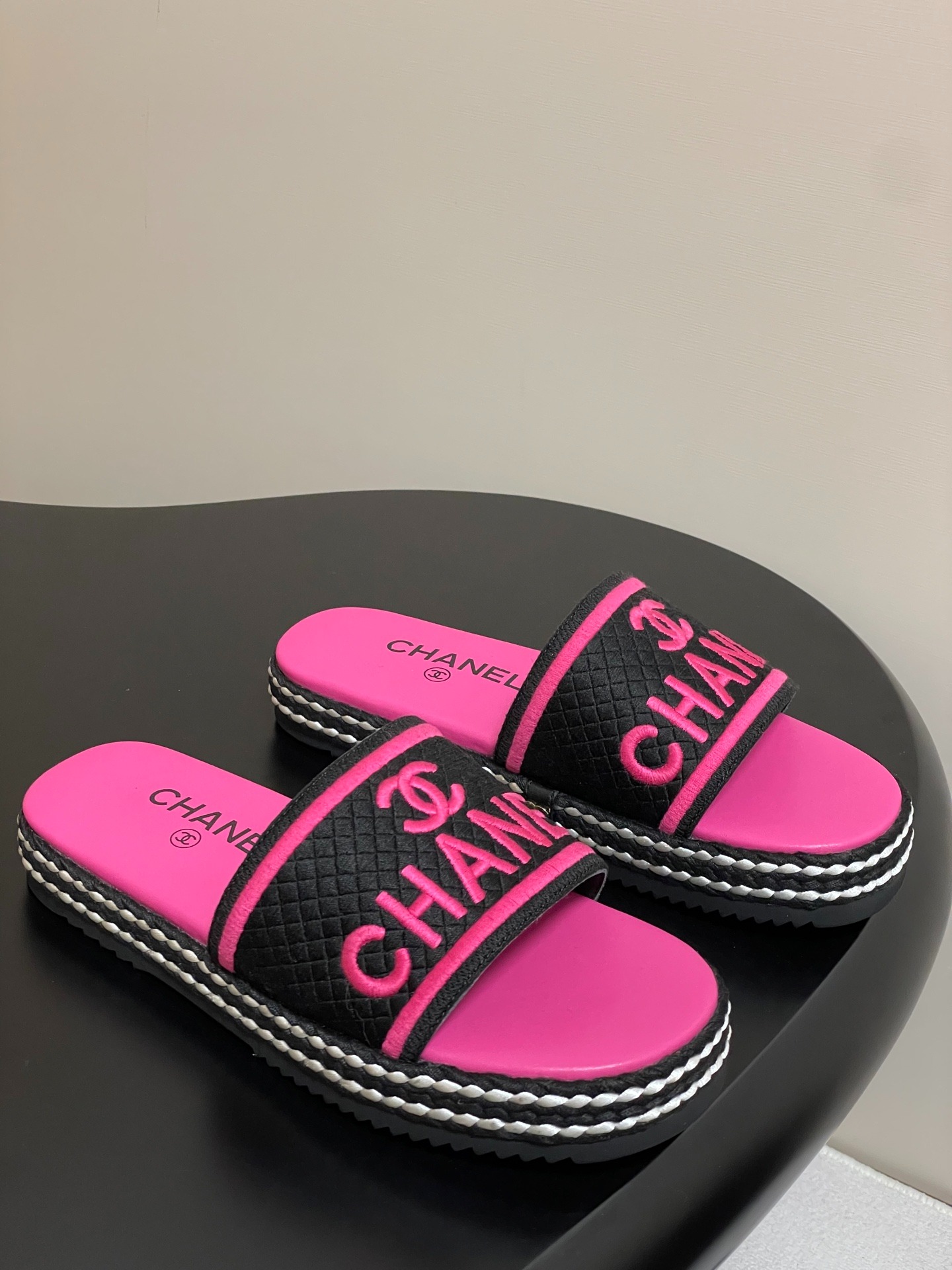 샤* 꼬임 더블C 레터링 일자 슬리퍼