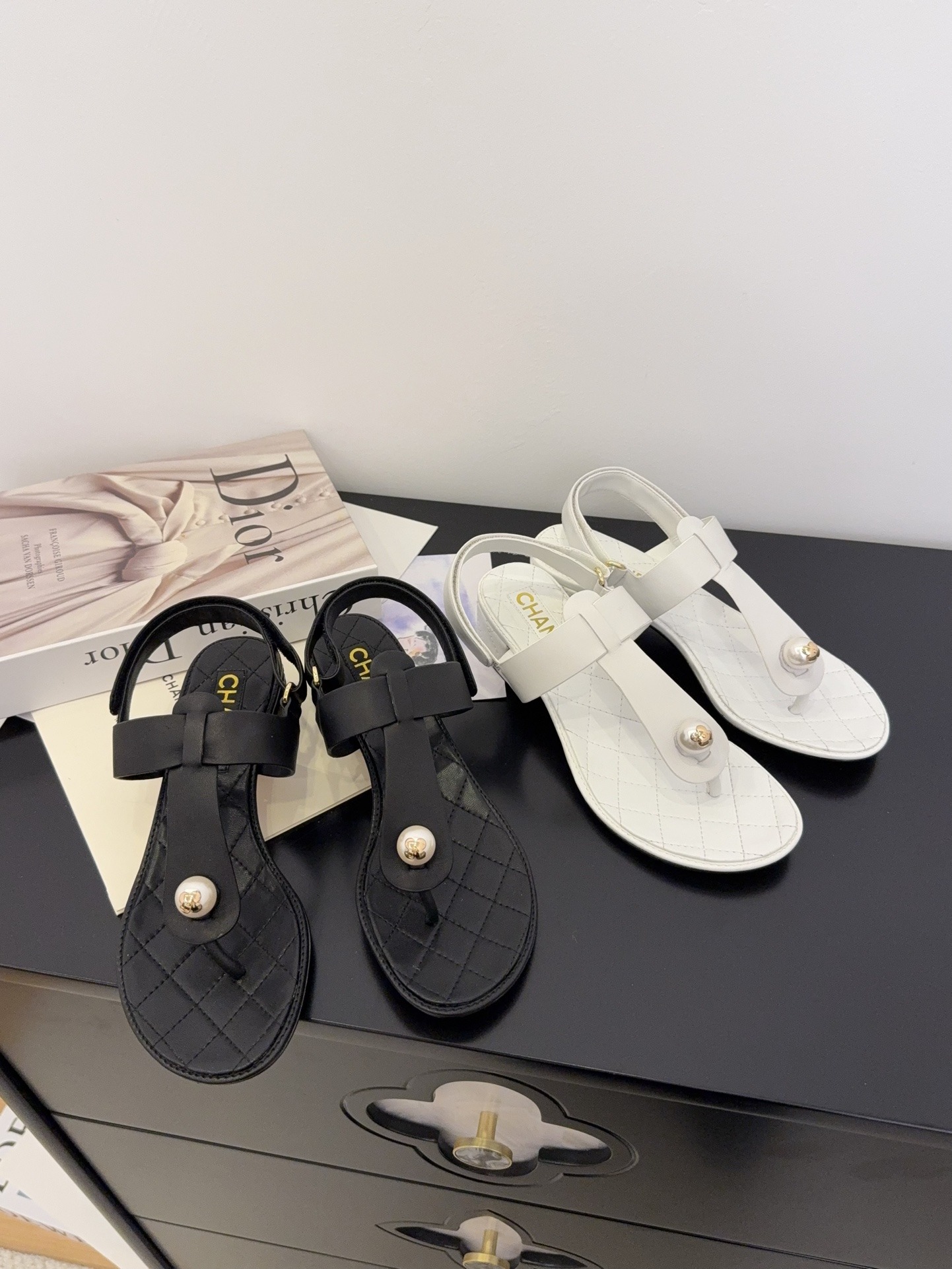 샤* 2025 봄여름 최신 진주 버클 클래식 조리 샌들