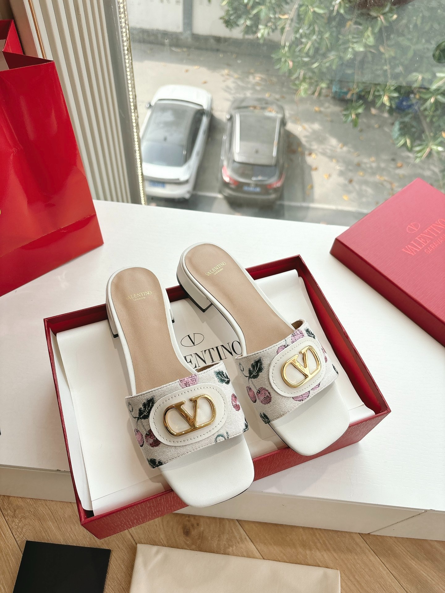 발*티노 클래식 2025 봄여름 메탈릭 슬리퍼