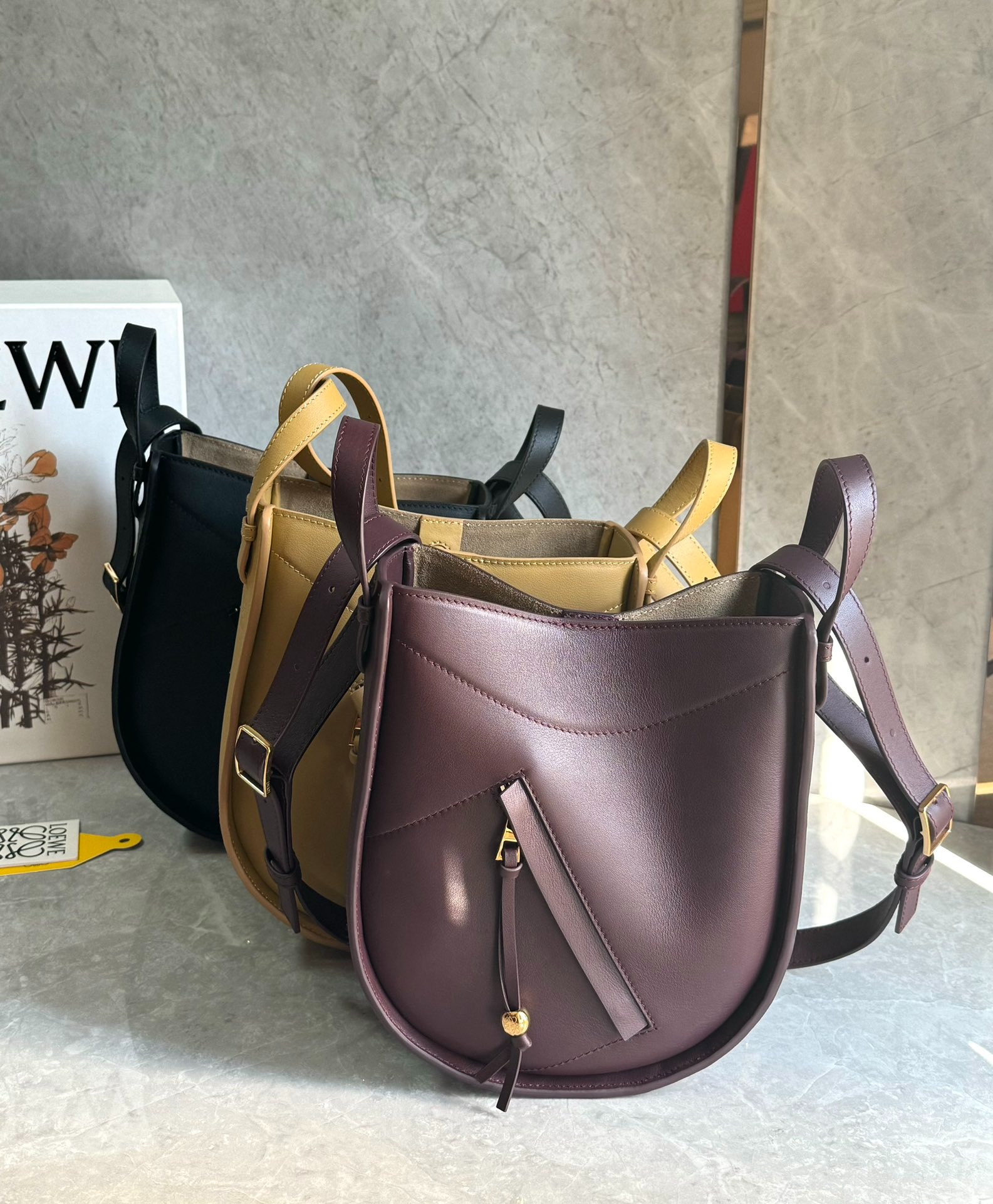 로에베 25ss 클래식 카프스킨 해먹백