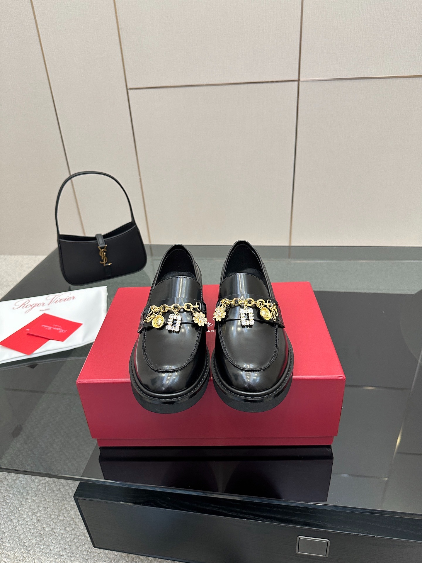 로*비비에 25ss 신상 큐빅 체인 로퍼