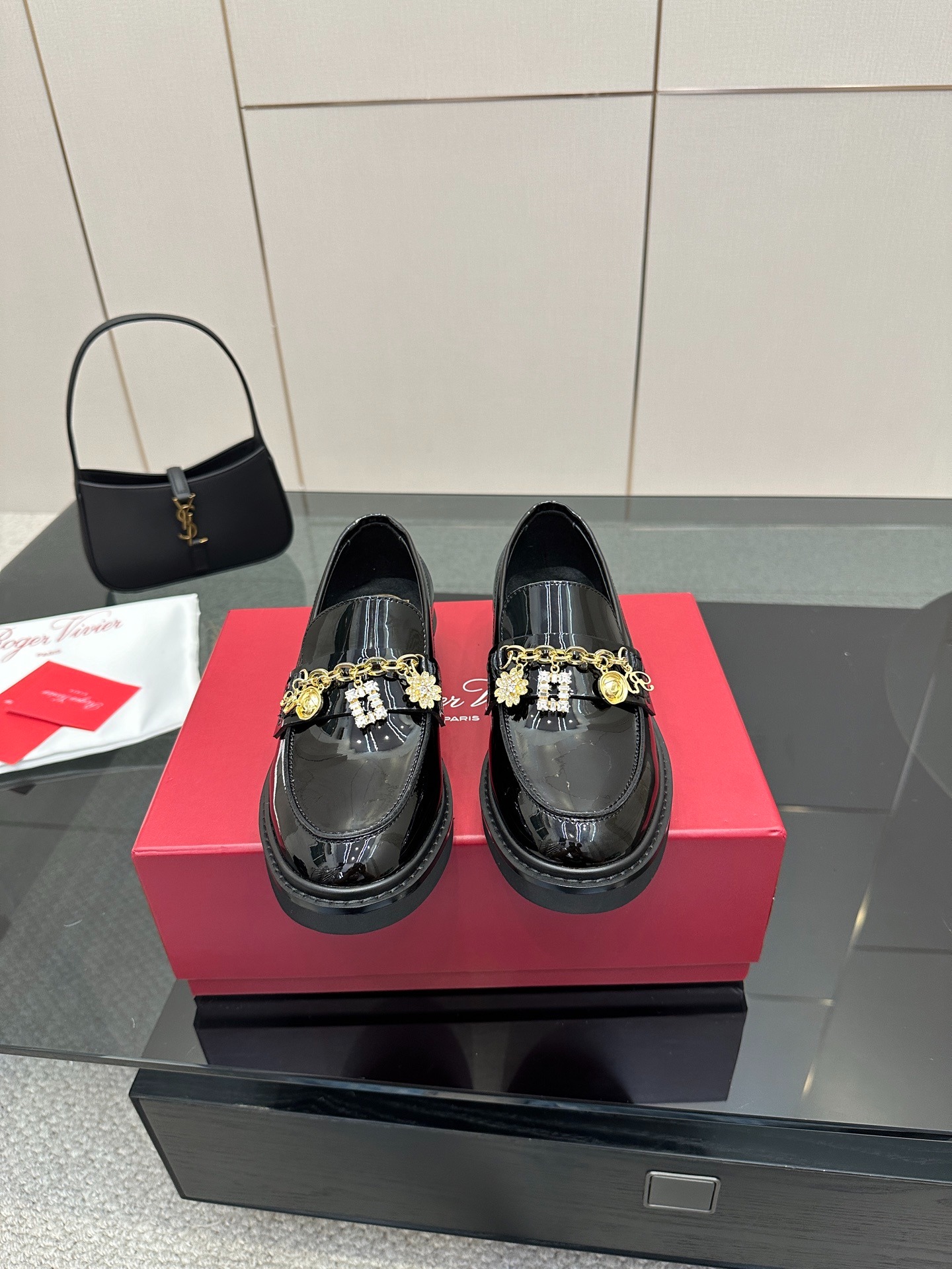 로*비비에 25ss 신상 큐빅 체인 로퍼