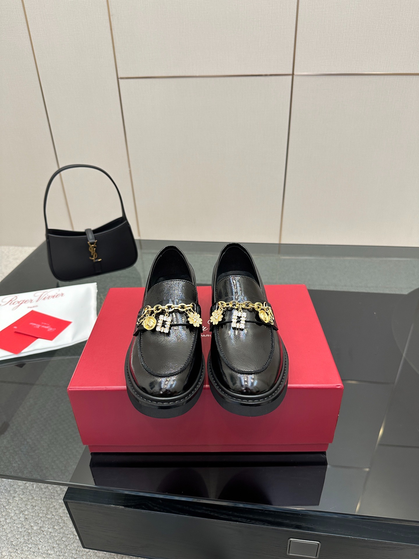 로*비비에 25ss 신상 큐빅 체인 로퍼