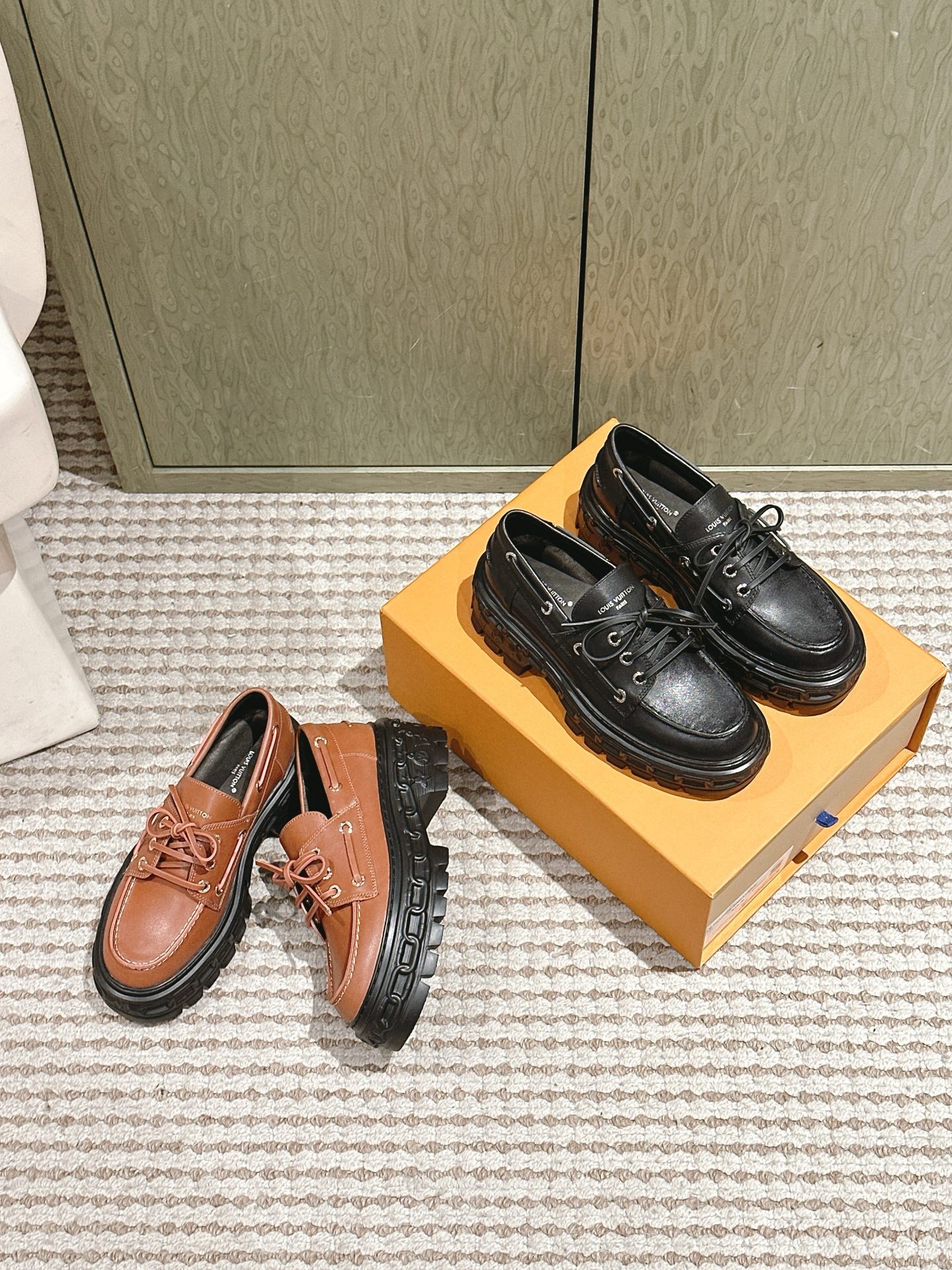 루*비통 신상 통굽 로퍼