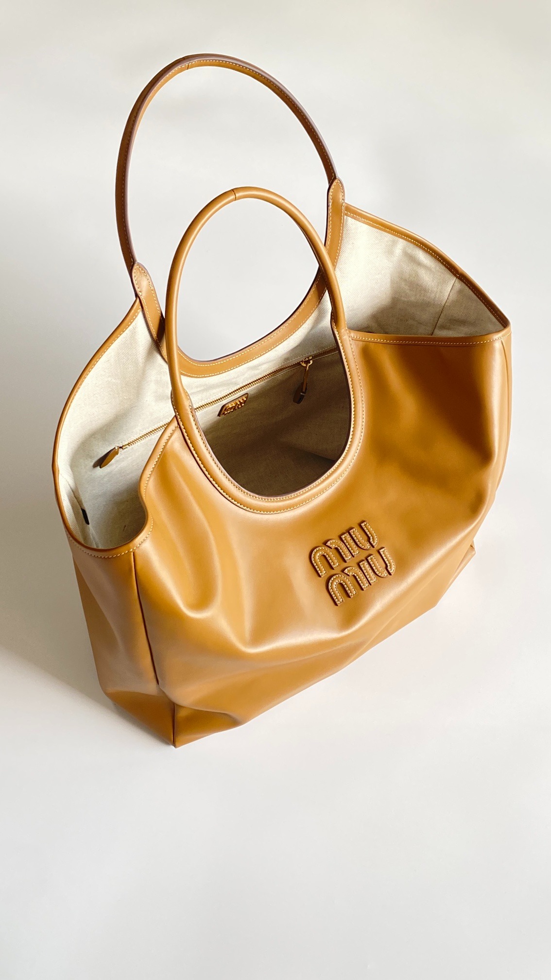 미우미우 아이비 레더 백