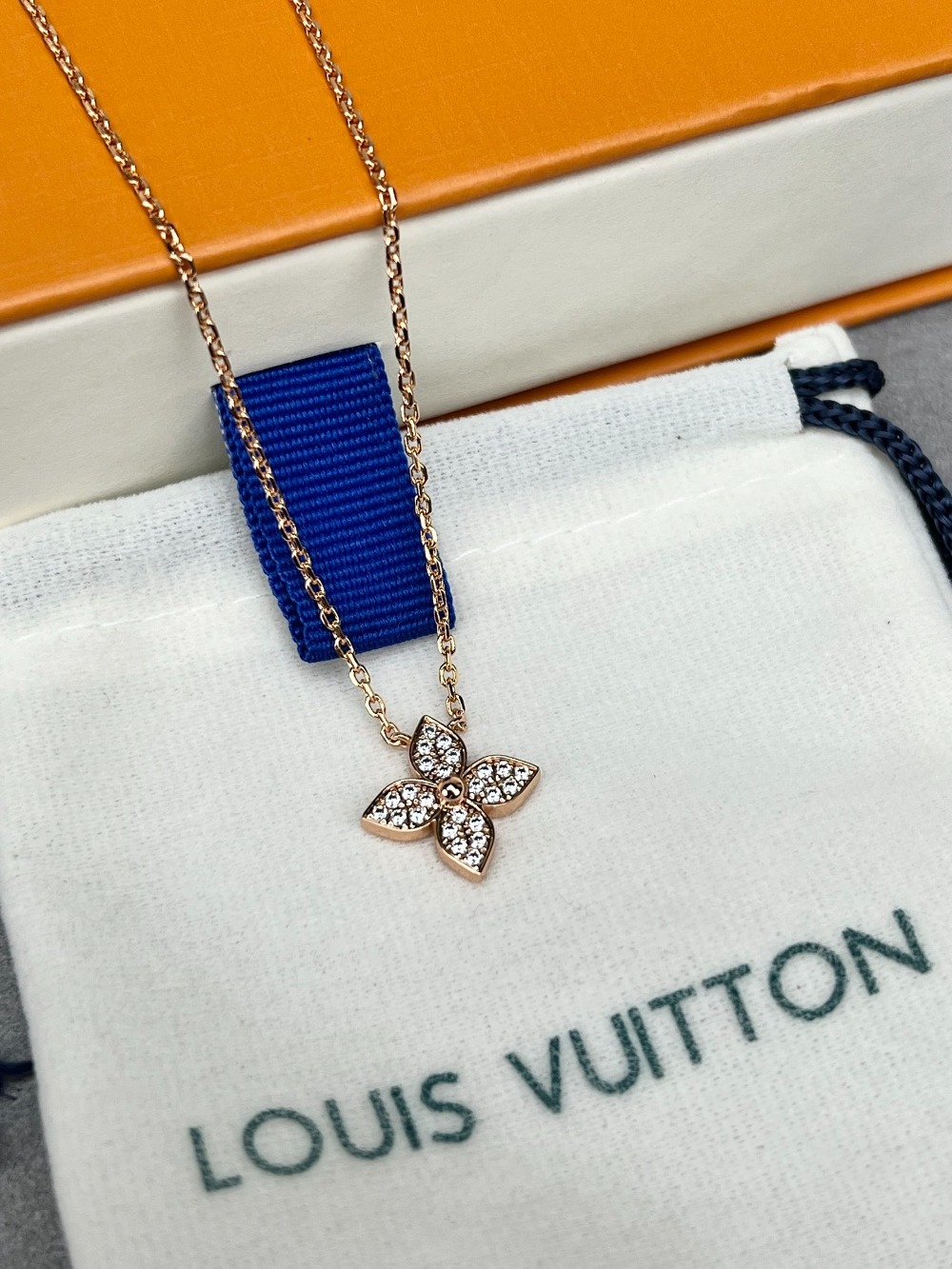 루*비통 LV blossom 목걸이