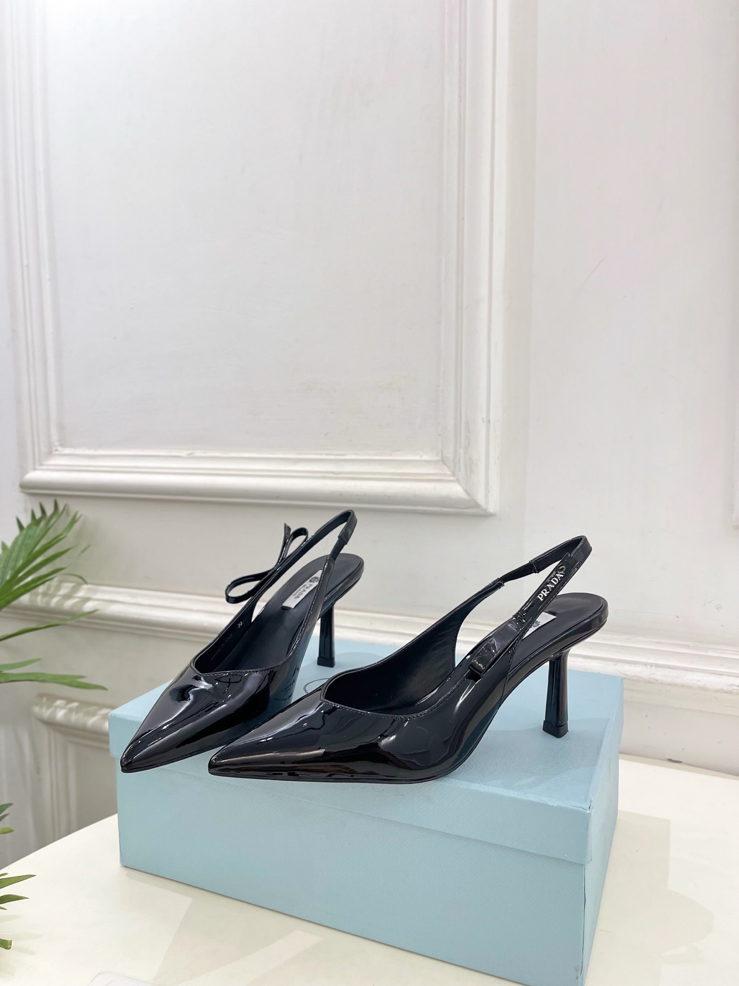 프*다 신상 스틸레토 통굽 샌들