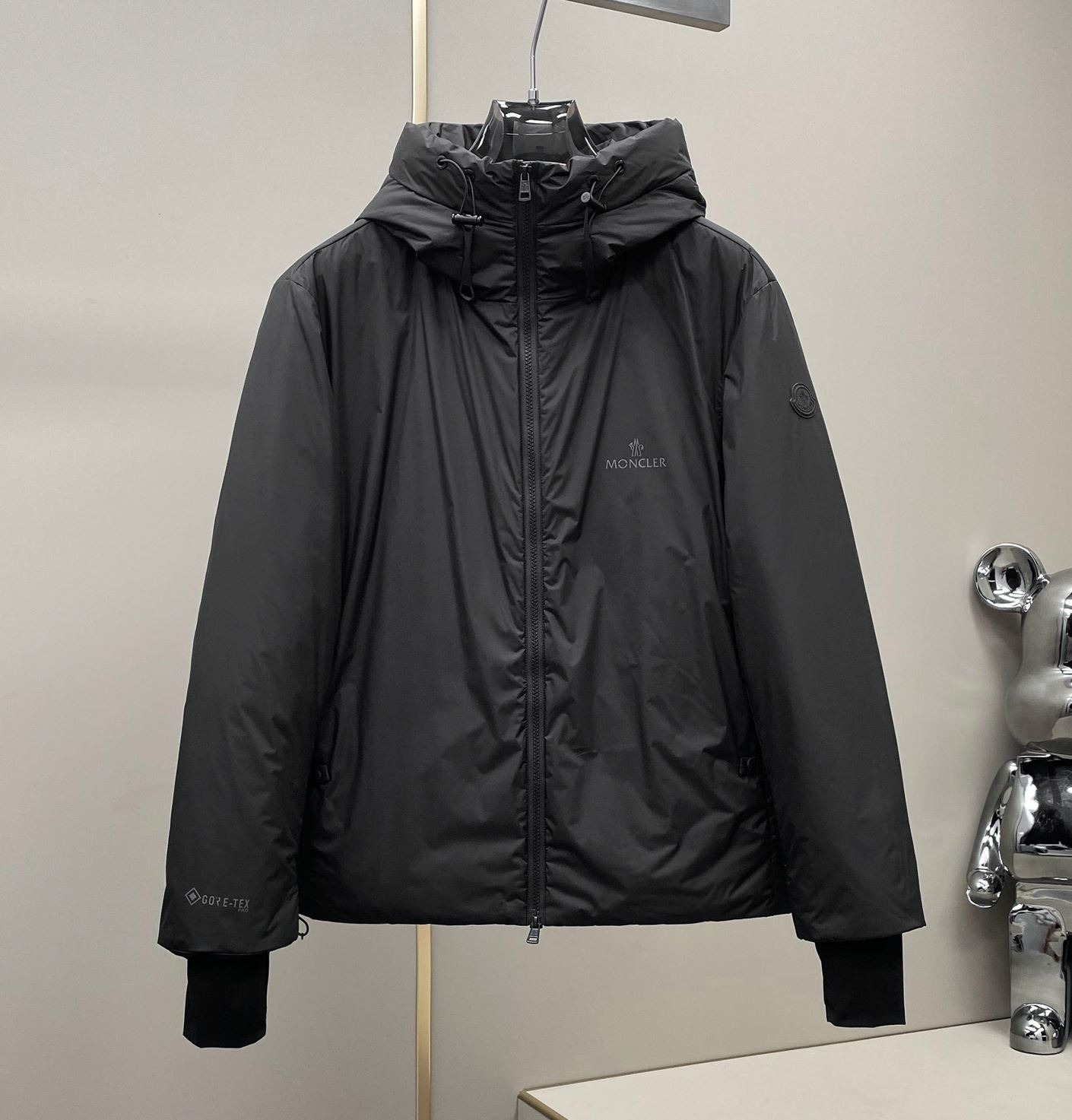 몽클레어 티모르 윈드브레이커 패딩