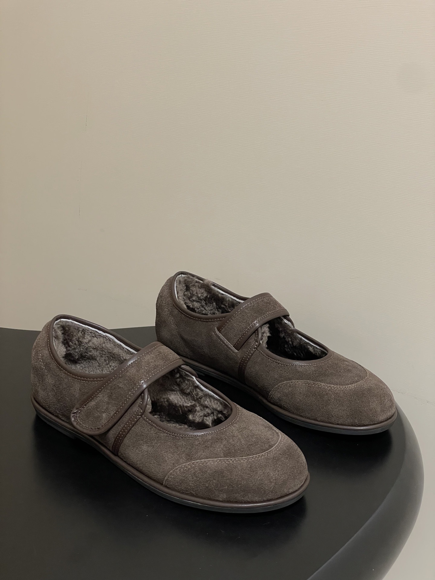 더*우 25ss 신상 플랫슈즈 퍼 워커