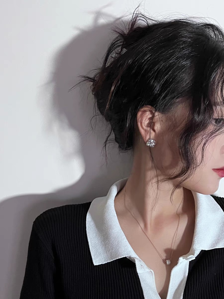 디* 스와로브스키 레터링 귀걸이