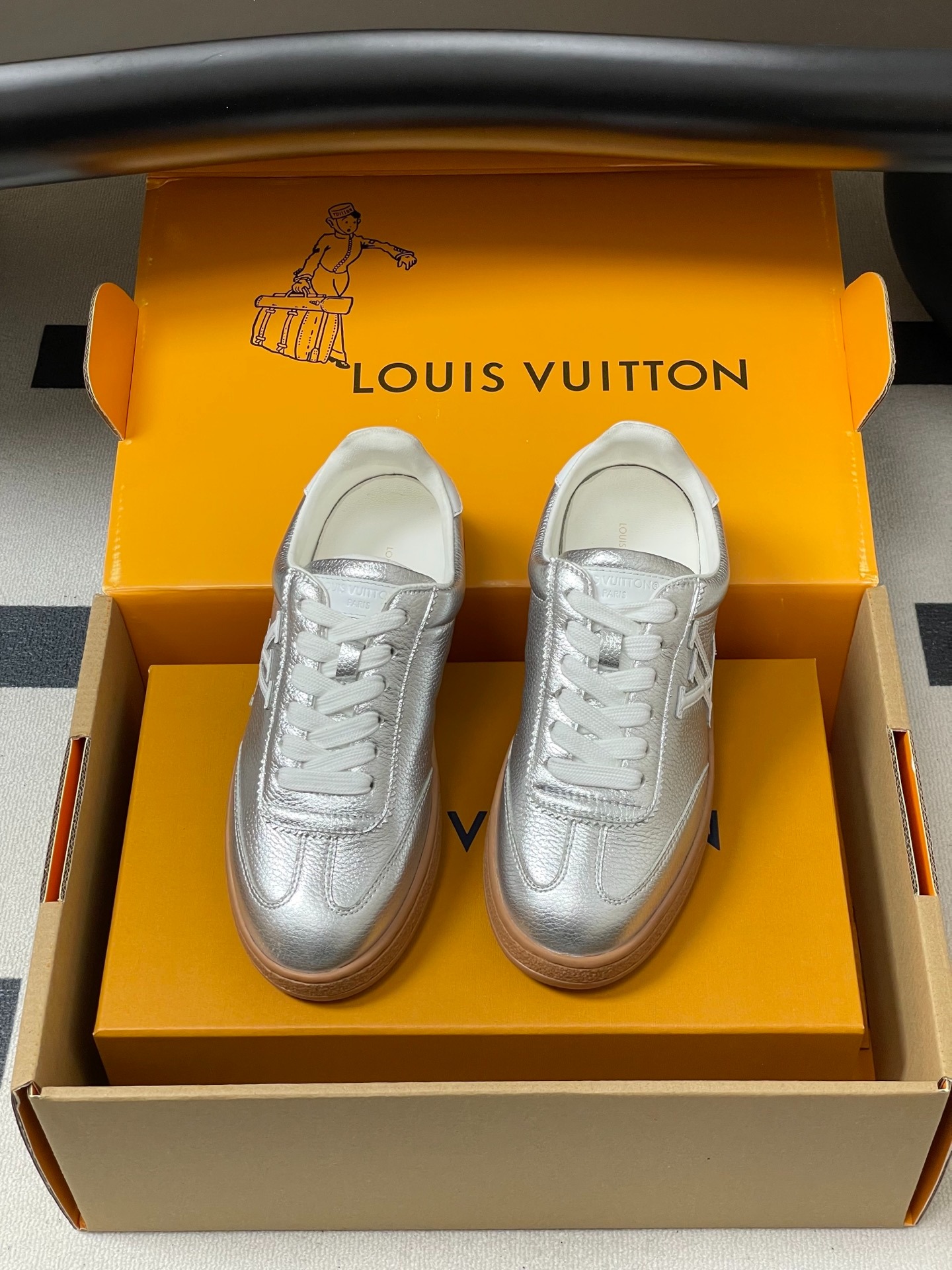 루*비통 신상 통굽 스니커즈